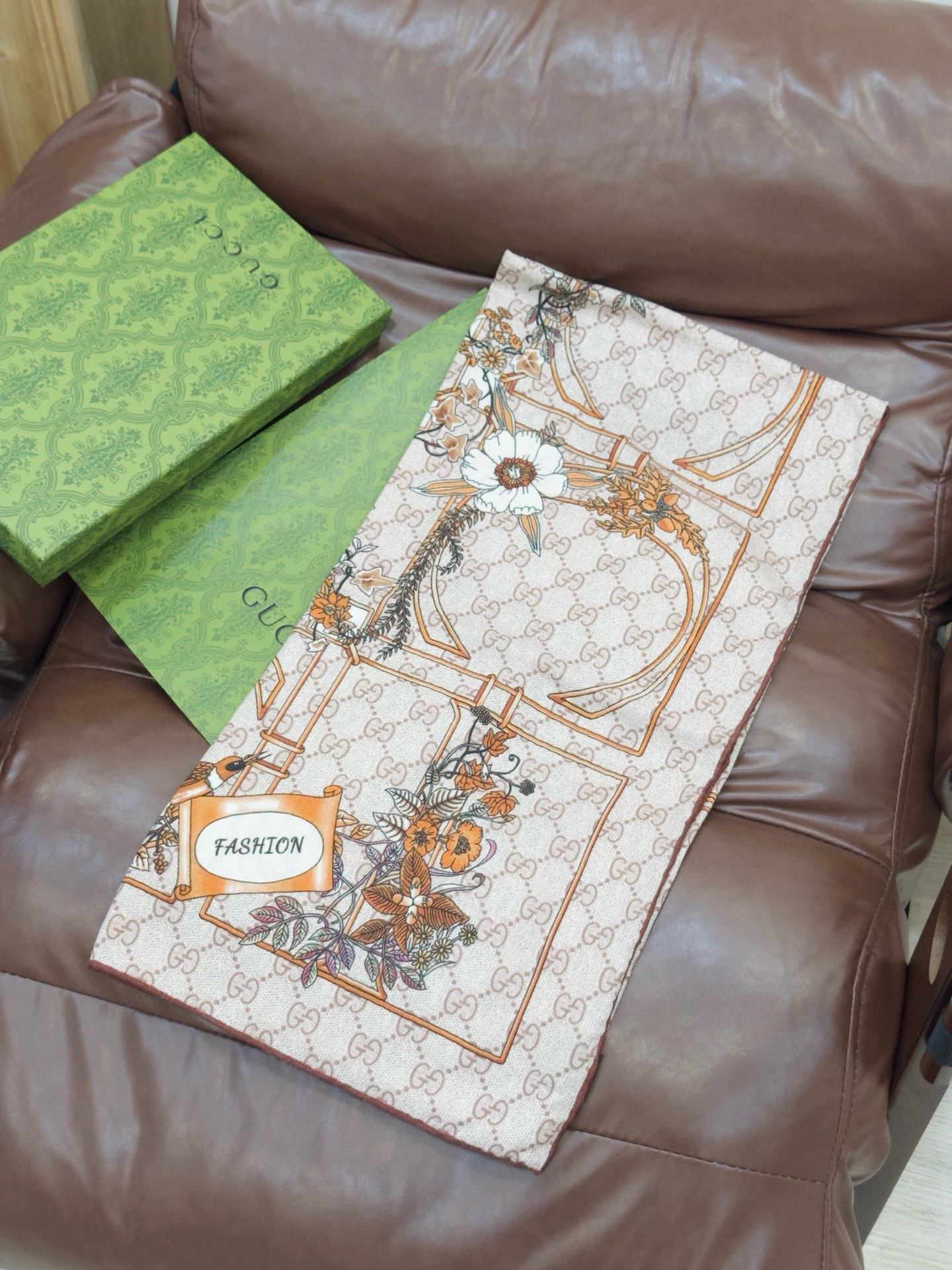 Gucci新款方巾 Gucci动物和花卉印花品牌典藏图案在与全新醒目印花的衬托下熠熠生辉。这款方巾匠心缀