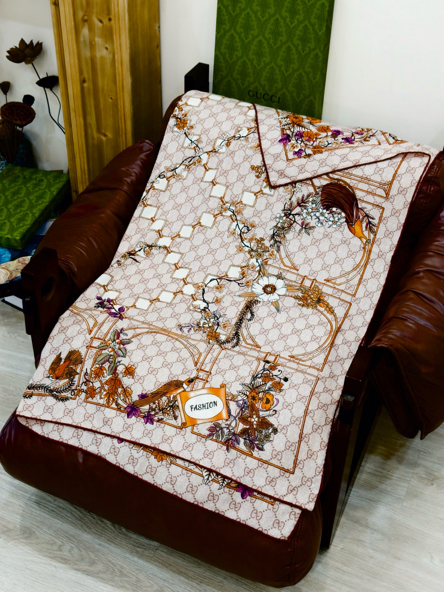 Gucci新款方巾 Gucci动物和花卉印花品牌典藏图案在与全新醒目印花的衬托下熠熠生辉。这款方巾匠心缀