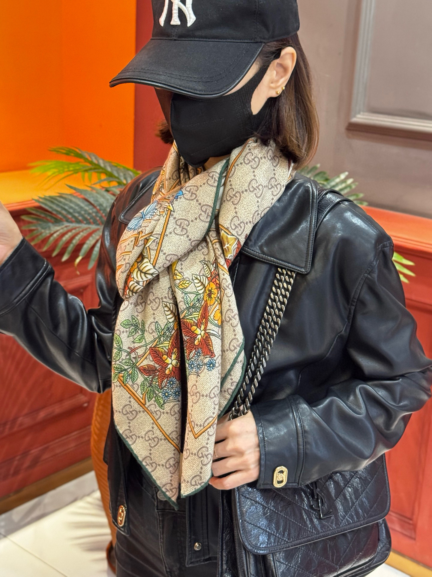 Gucci新款方巾 Gucci动物和花卉印花品牌典藏图案在与全新醒目印花的衬托下熠熠生辉。这款方巾匠心缀