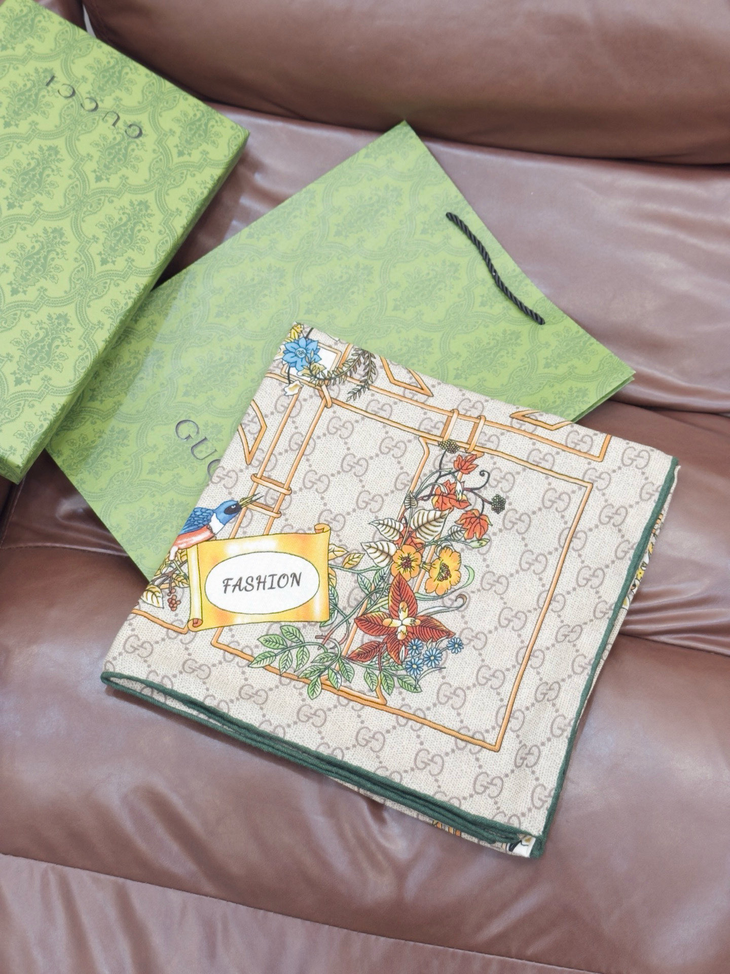 Gucci新款方巾 Gucci动物和花卉印花品牌典藏图案在与全新醒目印花的衬托下熠熠生辉。这款方巾匠心缀