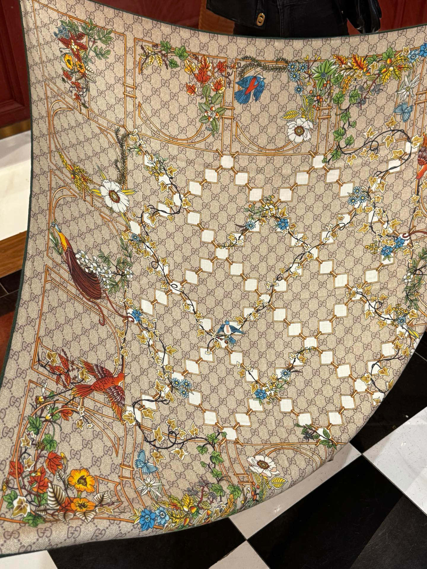 Gucci新款方巾 Gucci动物和花卉印花品牌典藏图案在与全新醒目印花的衬托下熠熠生辉。这款方巾匠心缀