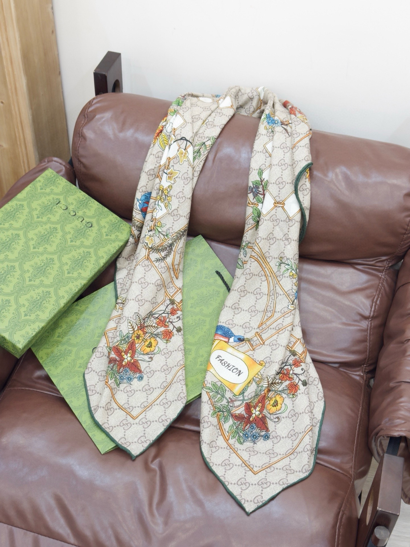 Gucci新款方巾 Gucci动物和花卉印花品牌典藏图案在与全新醒目印花的衬托下熠熠生辉。这款方巾匠心缀