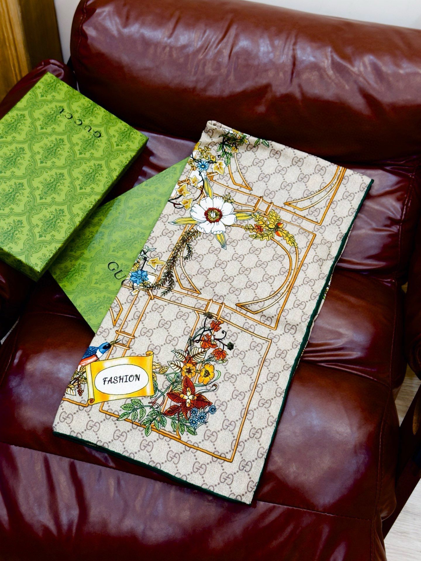 Gucci新款方巾 Gucci动物和花卉印花品牌典藏图案在与全新醒目印花的衬托下熠熠生辉。这款方巾匠心缀