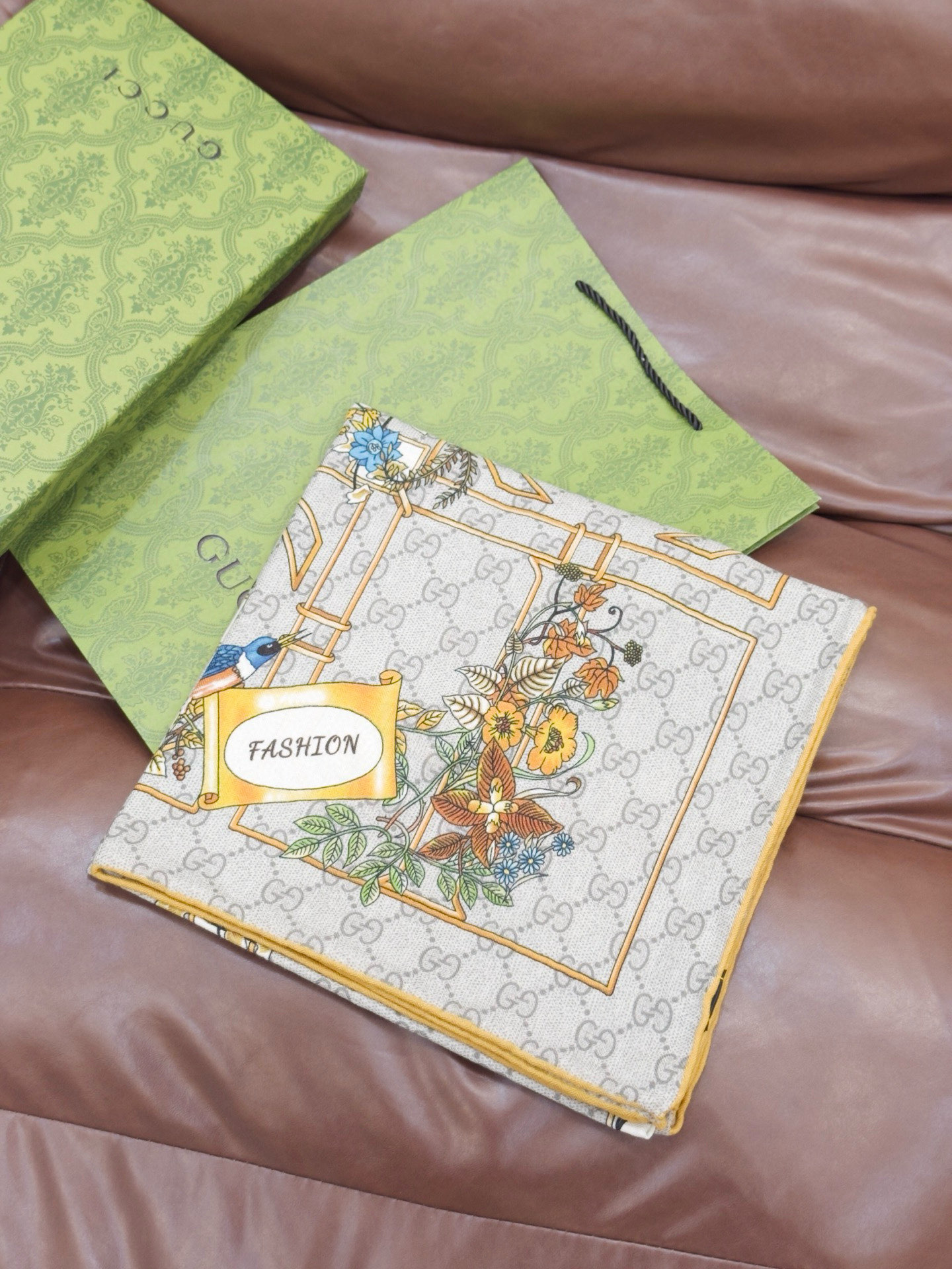 Gucci新款方巾 Gucci动物和花卉印花品牌典藏图案在与全新醒目印花的衬托下熠熠生辉。这款方巾匠心缀