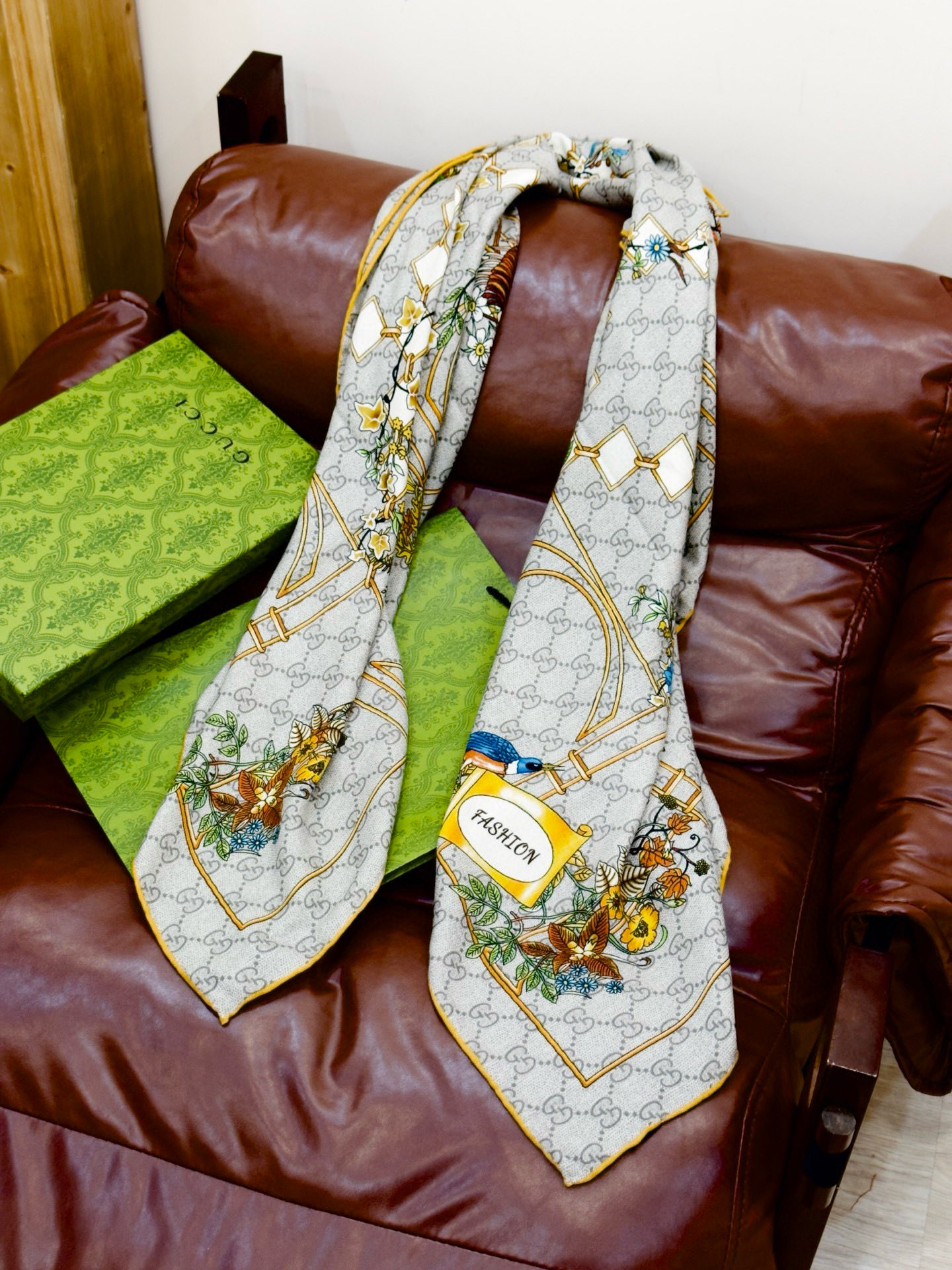 Gucci新款方巾 Gucci动物和花卉印花品牌典藏图案在与全新醒目印花的衬托下熠熠生辉。这款方巾匠心缀