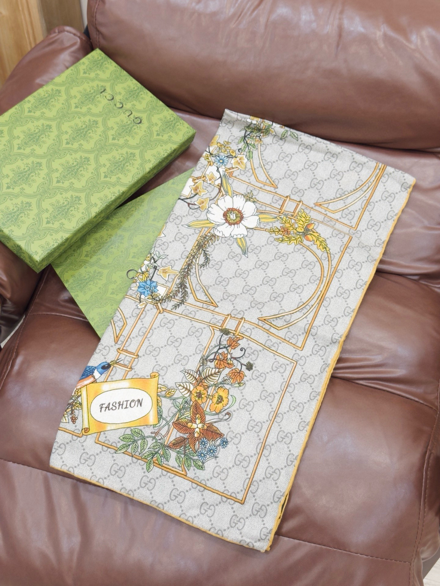 Gucci新款方巾 Gucci动物和花卉印花品牌典藏图案在与全新醒目印花的衬托下熠熠生辉。这款方巾匠心缀