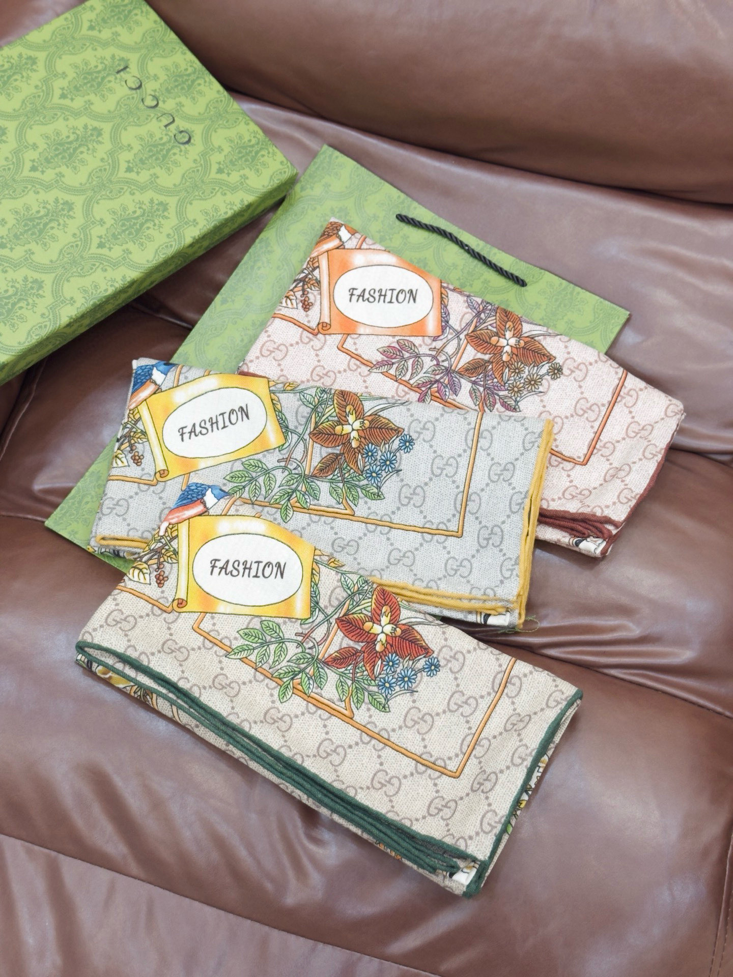 Gucci新款方巾 Gucci动物和花卉印花品牌典藏图案在与全新醒目印花的衬托下熠熠生辉。这款方巾匠心缀