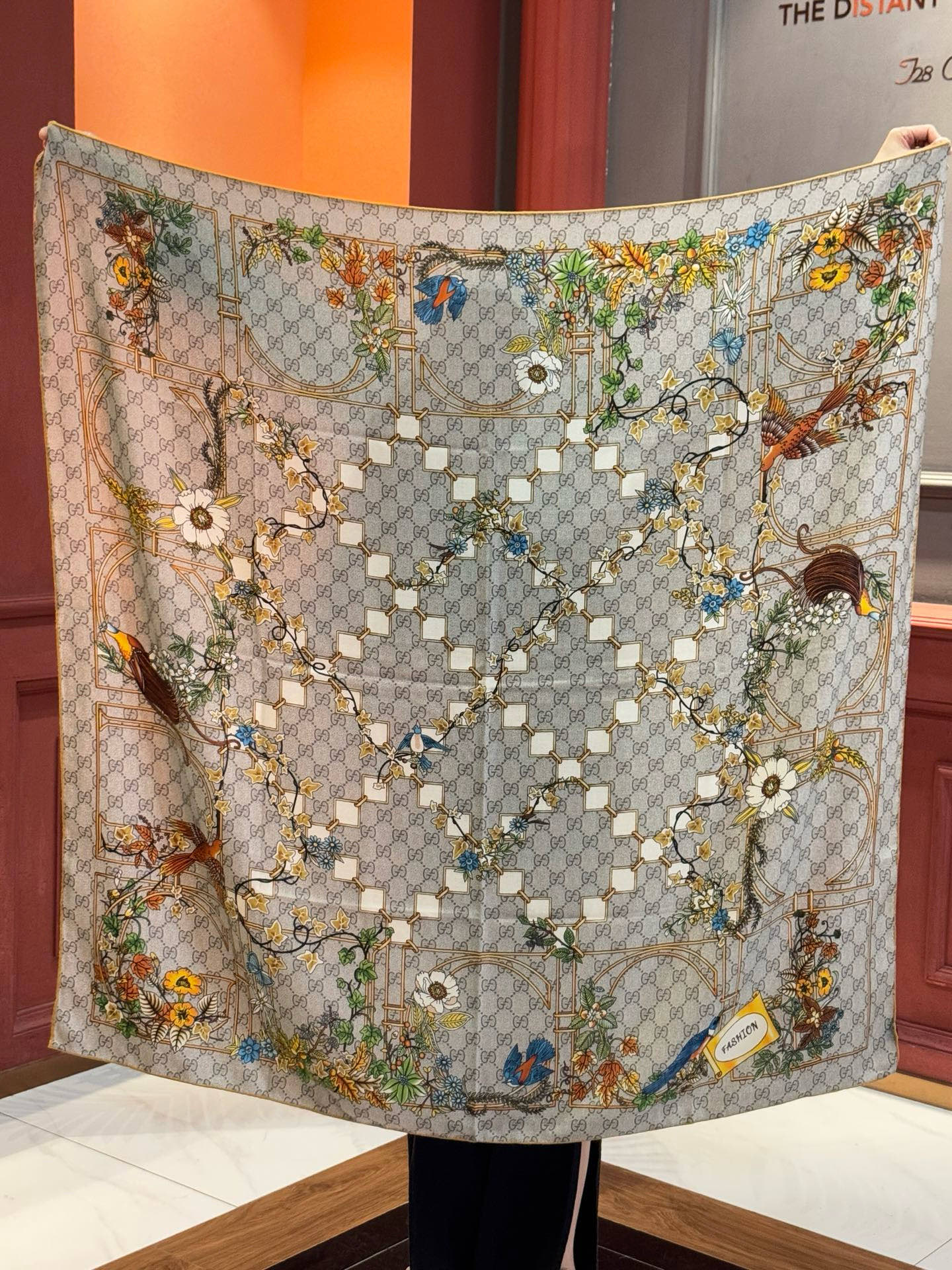 Gucci新款方巾 Gucci动物和花卉印花品牌典藏图案在与全新醒目印花的衬托下熠熠生辉。这款方巾匠心缀