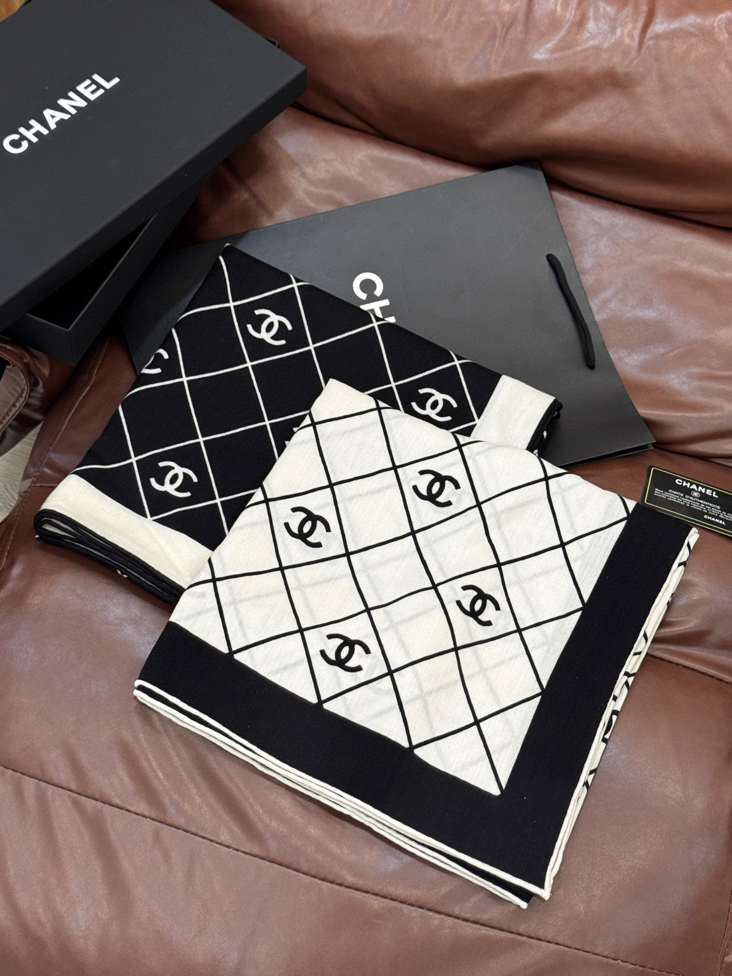 【升级双面同色 加密面料】 上新❤️ 140*140台版印花 黑白二色 高级都市新贵！山茶花的再一次邂逅