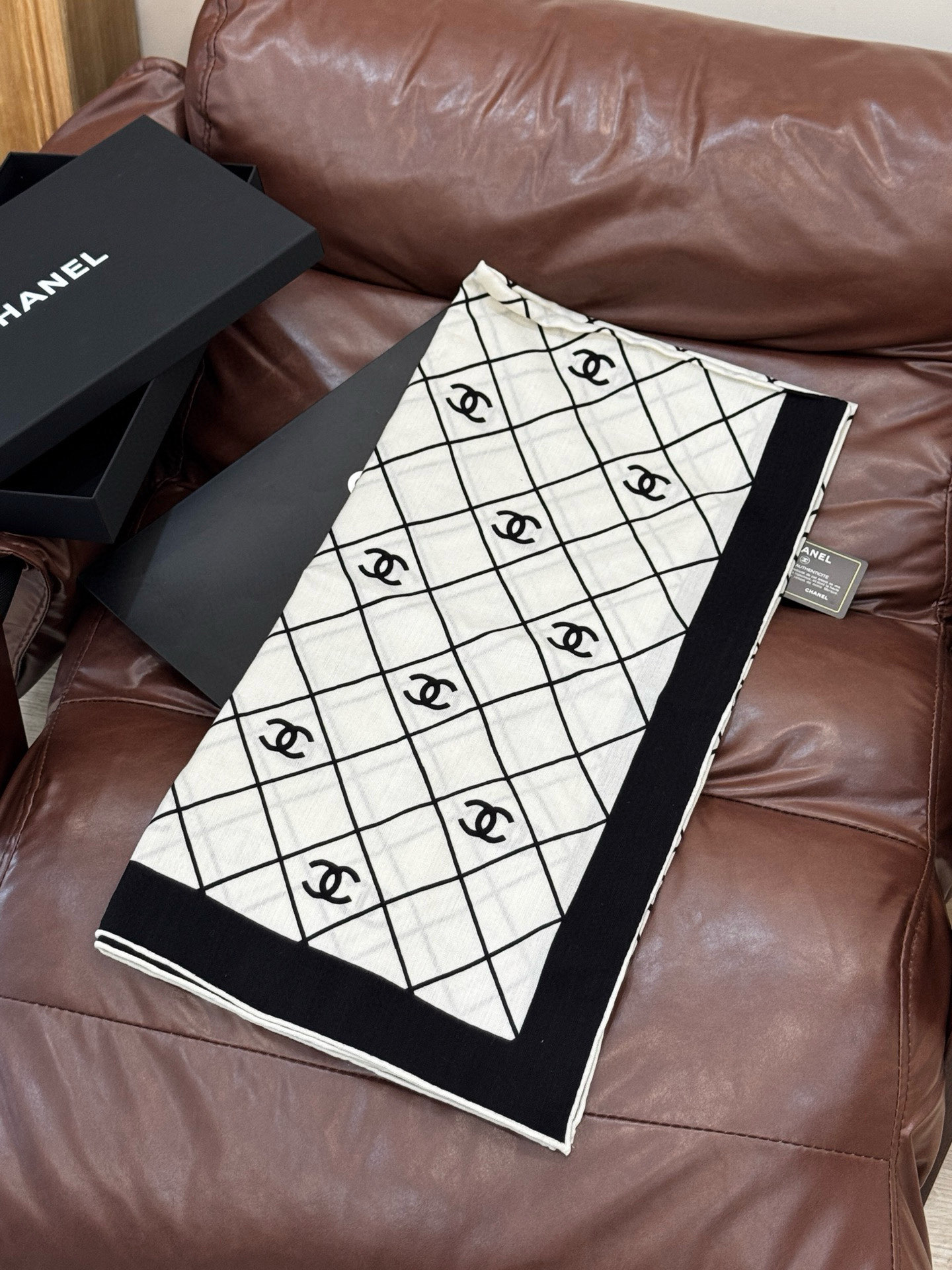 【升级双面同色 加密面料】 上新❤️ 140*140台版印花 黑白二色 高级都市新贵！山茶花的再一次邂逅