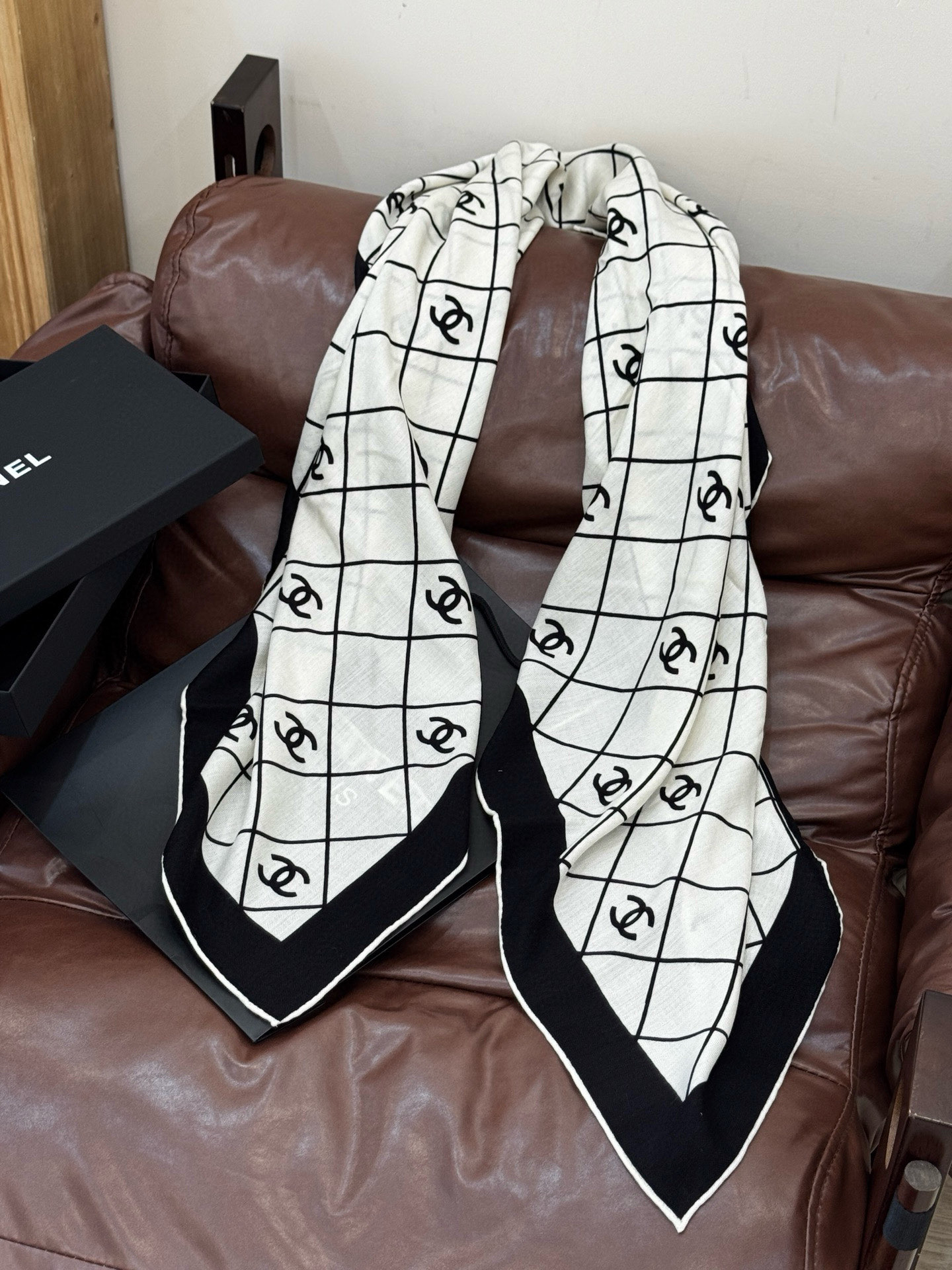 【升级双面同色 加密面料】 上新❤️ 140*140台版印花 黑白二色 高级都市新贵！山茶花的再一次邂逅