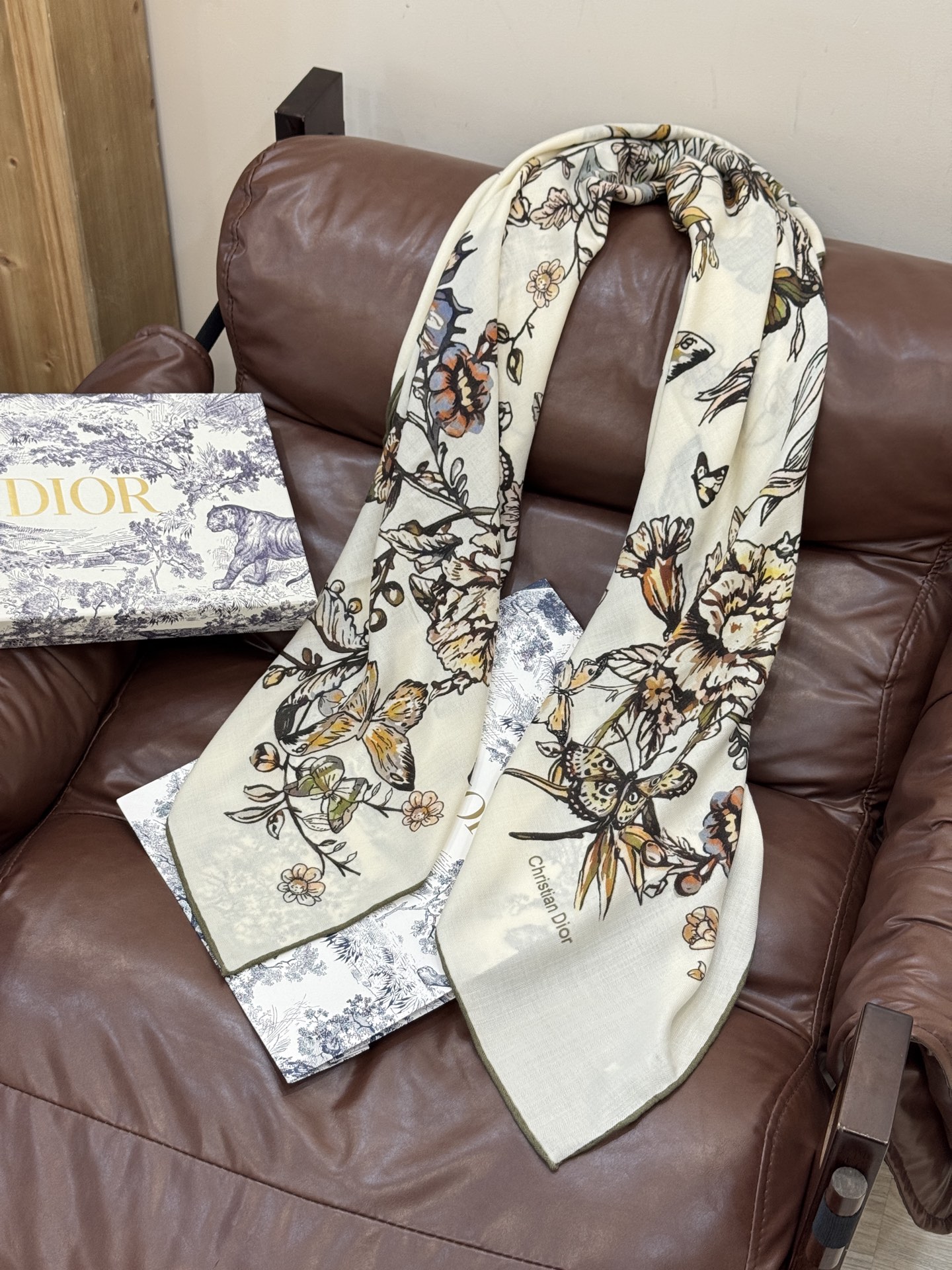 这款披肩饰以 Dior Camo PaPillon 图案，以优雅而诗意的设计全新演绎蝴蝶主题。采用真丝羊