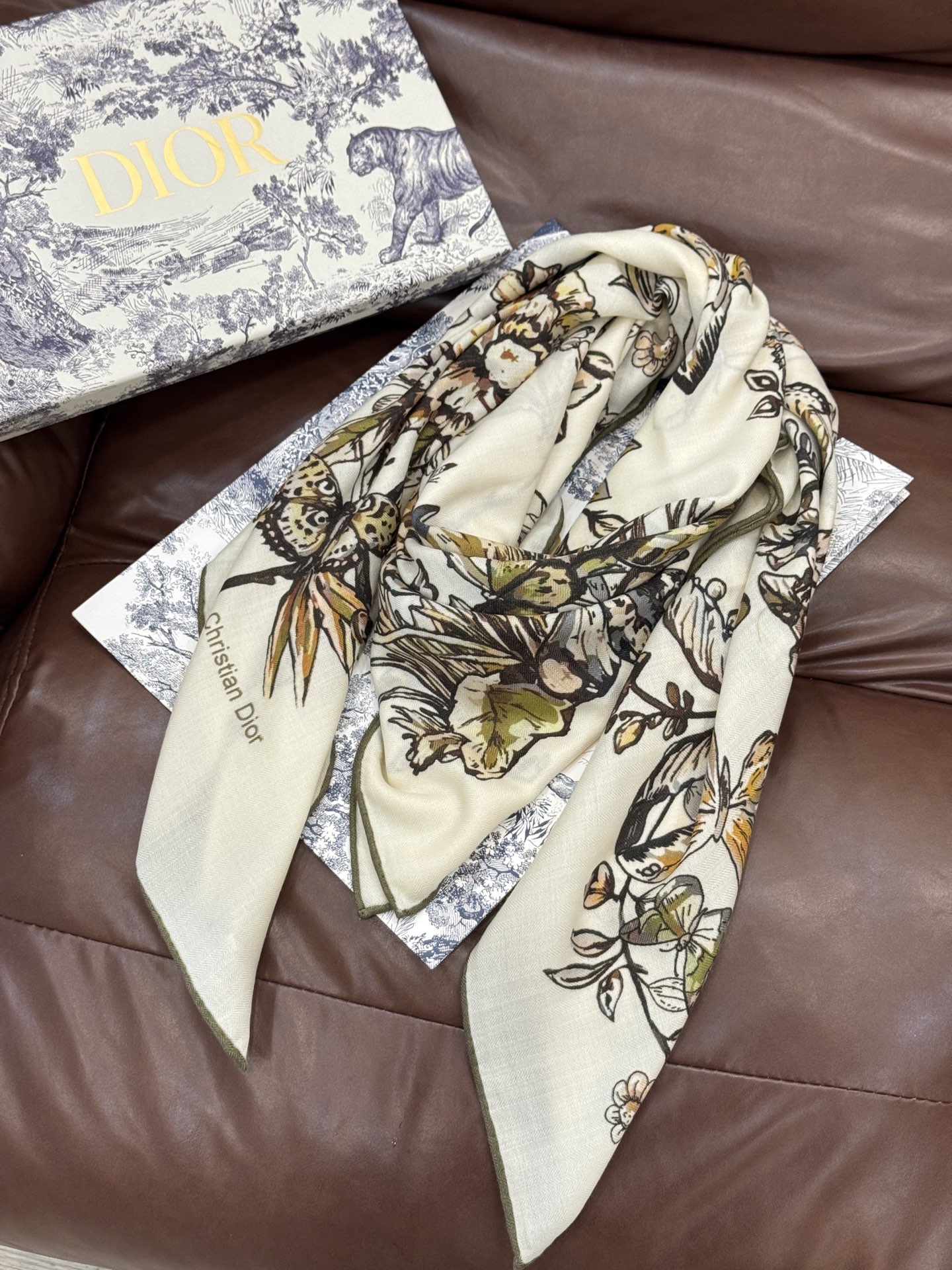 这款披肩饰以 Dior Camo PaPillon 图案，以优雅而诗意的设计全新演绎蝴蝶主题。采用真丝羊