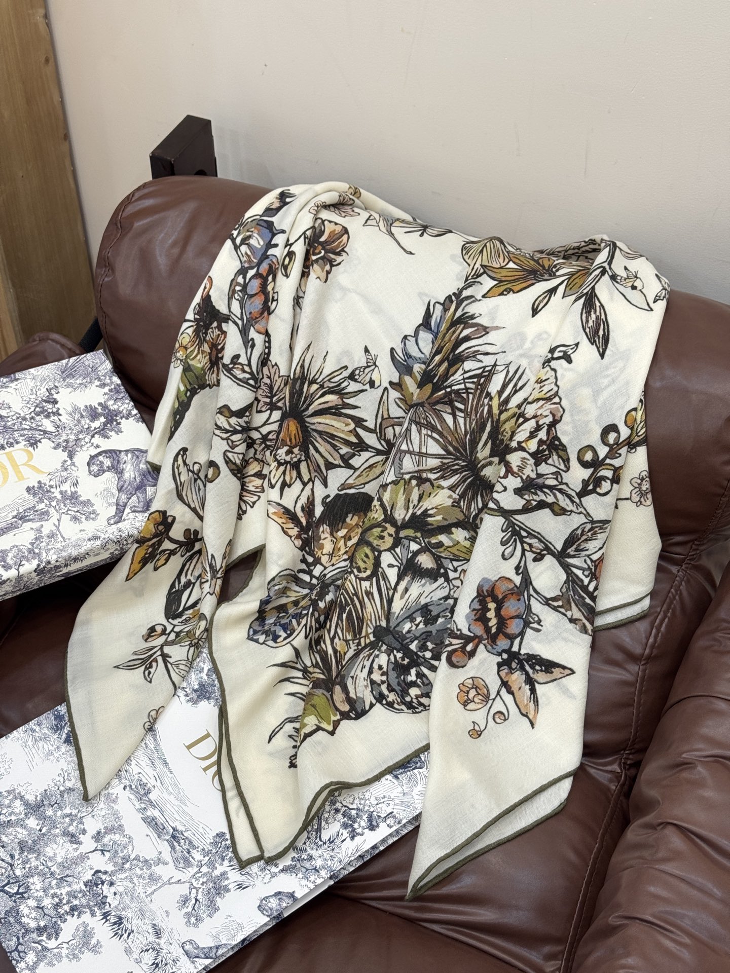 这款披肩饰以 Dior Camo PaPillon 图案，以优雅而诗意的设计全新演绎蝴蝶主题。采用真丝羊