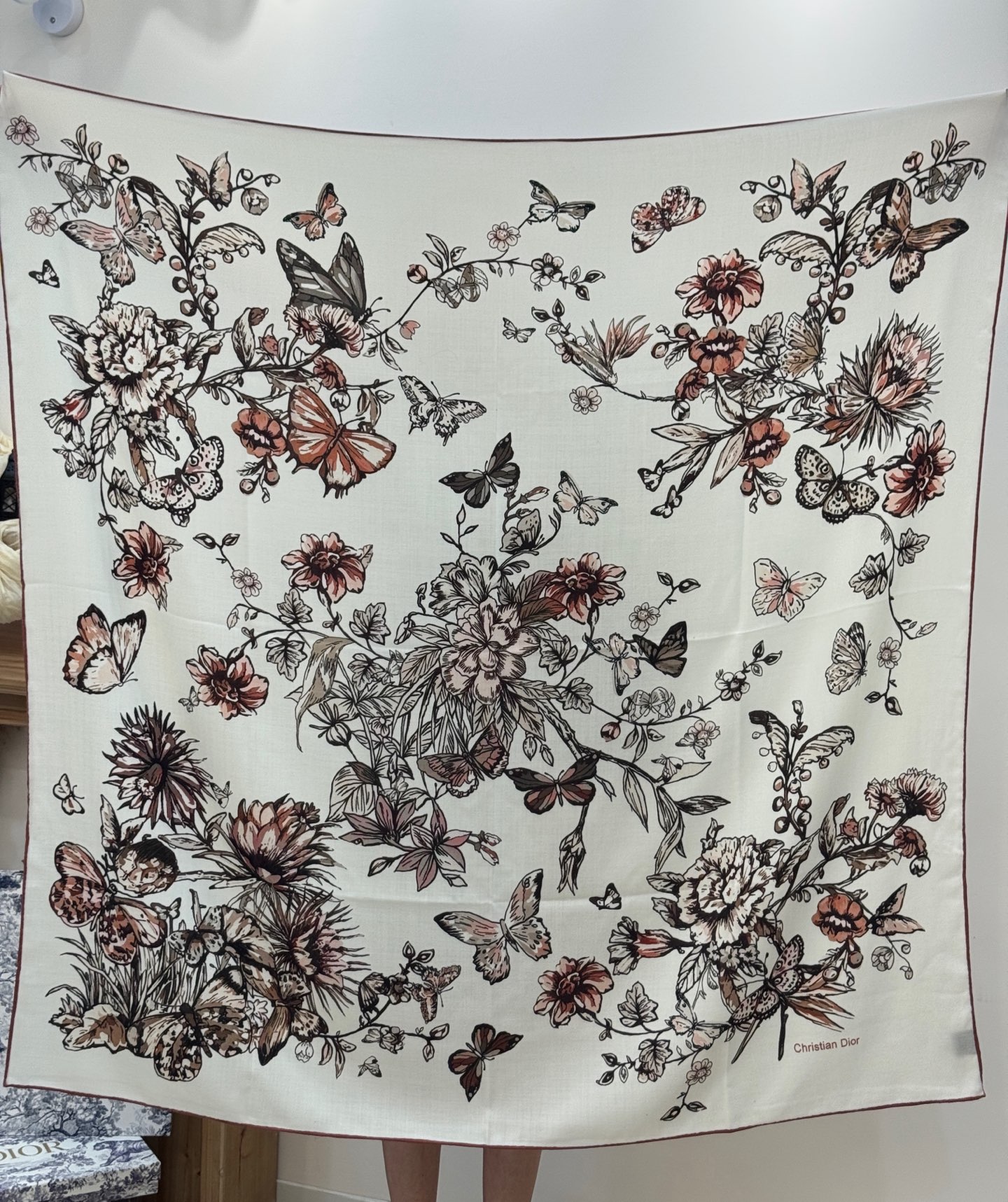 这款披肩饰以 Dior Camo PaPillon 图案，以优雅而诗意的设计全新演绎蝴蝶主题。采用真丝羊