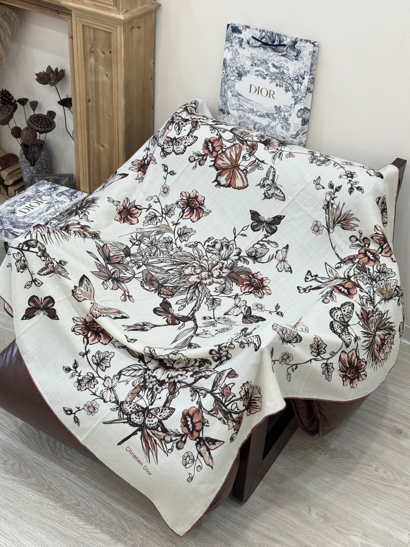 这款披肩饰以 Dior Camo PaPillon 图案，以优雅而诗意的设计全新演绎蝴蝶主题。采用真丝羊