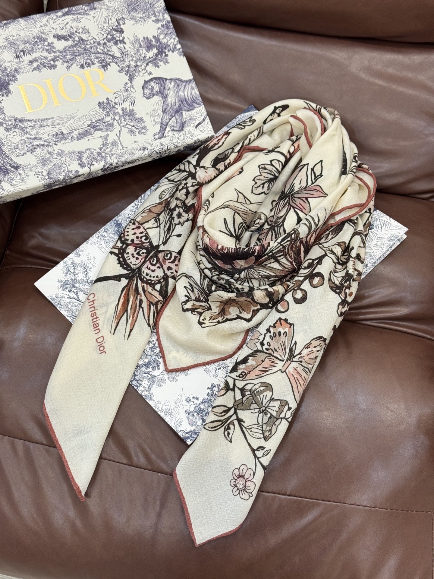 这款披肩饰以 Dior Camo PaPillon 图案，以优雅而诗意的设计全新演绎蝴蝶主题。采用真丝羊