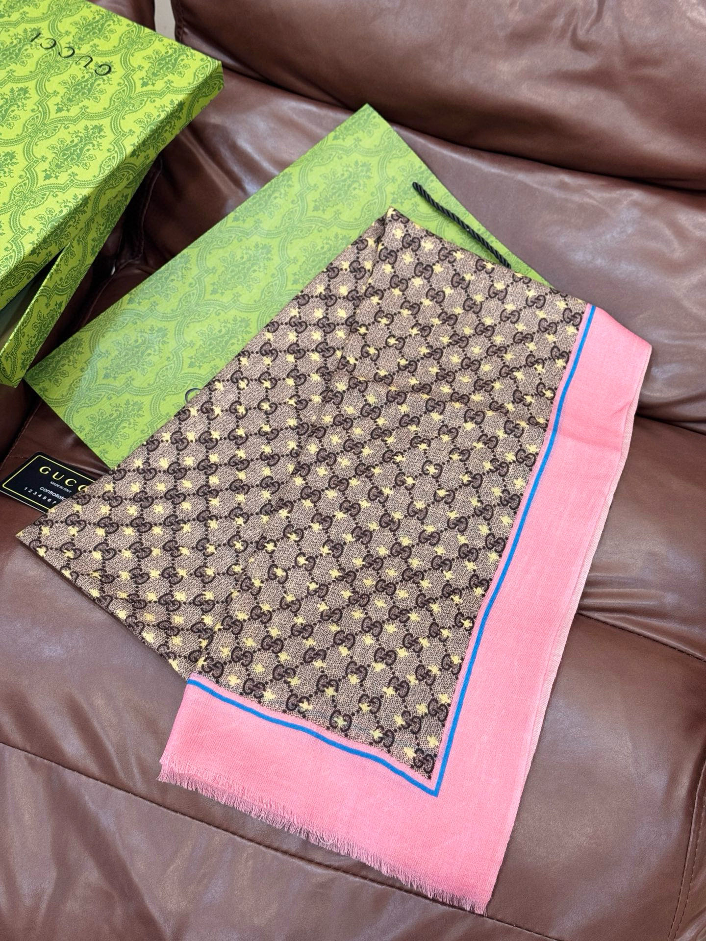 ✨✨GUCCI新款！ 印花工艺 稀疏层次设计 配以精美 真心特别 上身简直了‼️ 围着不说话都散发着优雅