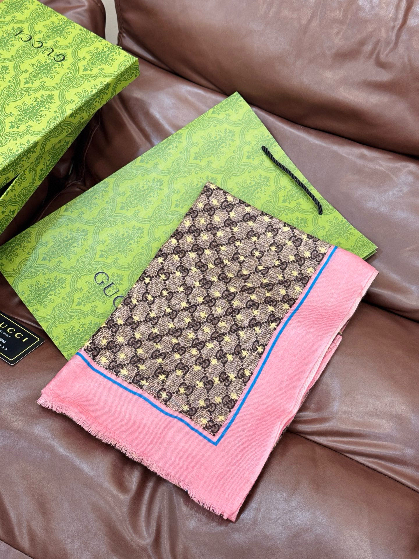 ✨✨GUCCI新款！ 印花工艺 稀疏层次设计 配以精美 真心特别 上身简直了‼️ 围着不说话都散发着优雅