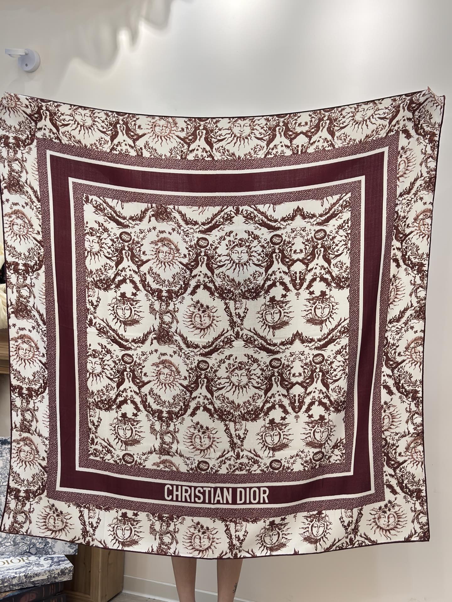 Dior 140丝绒双面同色印花披肩这款 Dior 丝绒披肩以彼得罗•鲁福（Pietro Ruffo）设