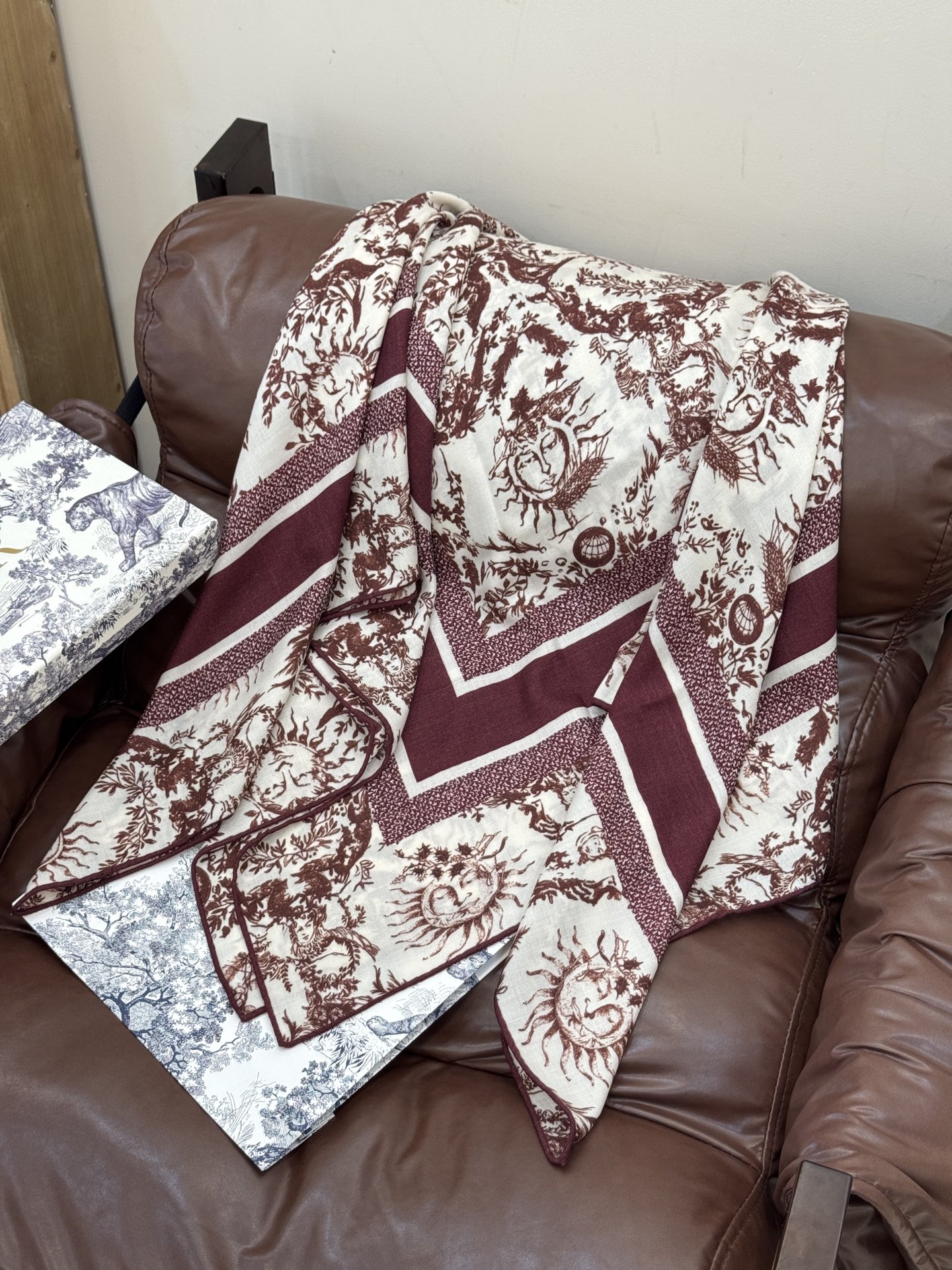 Dior 140丝绒双面同色印花披肩这款 Dior 丝绒披肩以彼得罗•鲁福（Pietro Ruffo）设