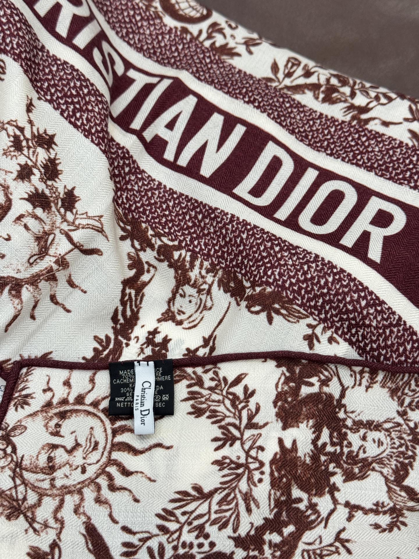 Dior 140丝绒双面同色印花披肩这款 Dior 丝绒披肩以彼得罗•鲁福（Pietro Ruffo）设