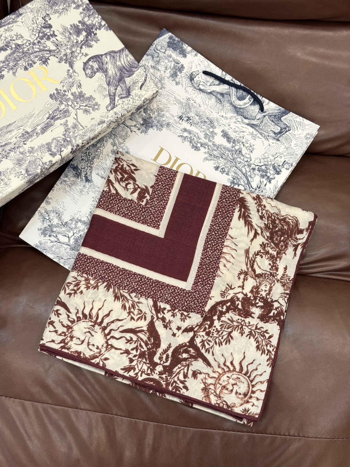 Dior 140丝绒双面同色印花披肩这款 Dior 丝绒披肩以彼得罗•鲁福（Pietro Ruffo）设