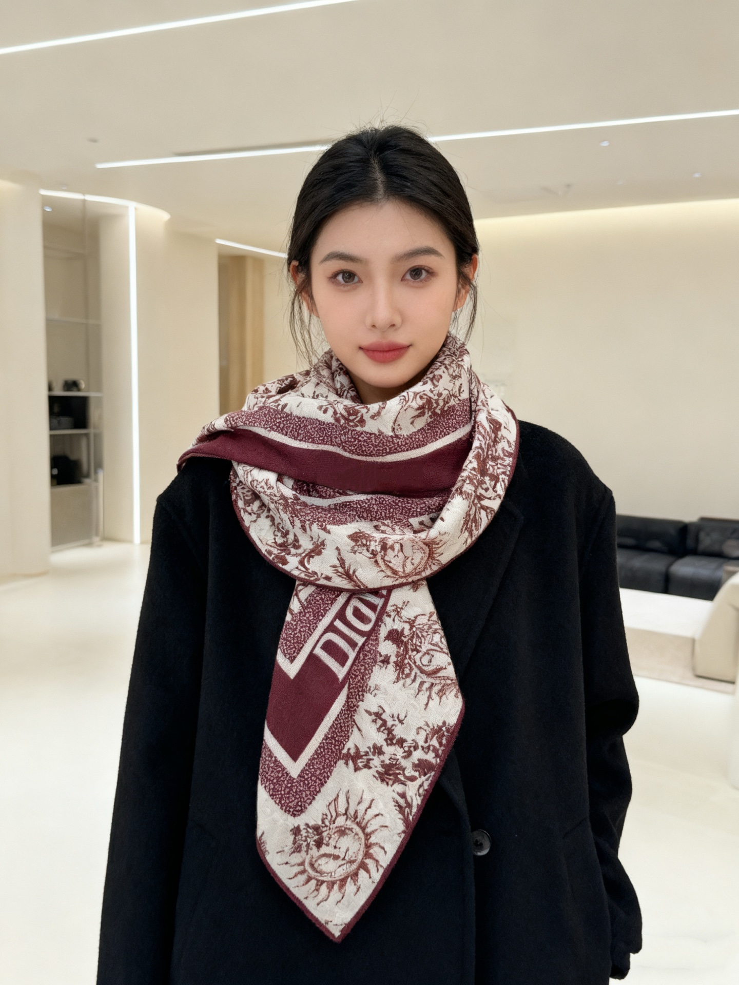 Dior 140丝绒双面同色印花披肩这款 Dior 丝绒披肩以彼得罗•鲁福（Pietro Ruffo）设