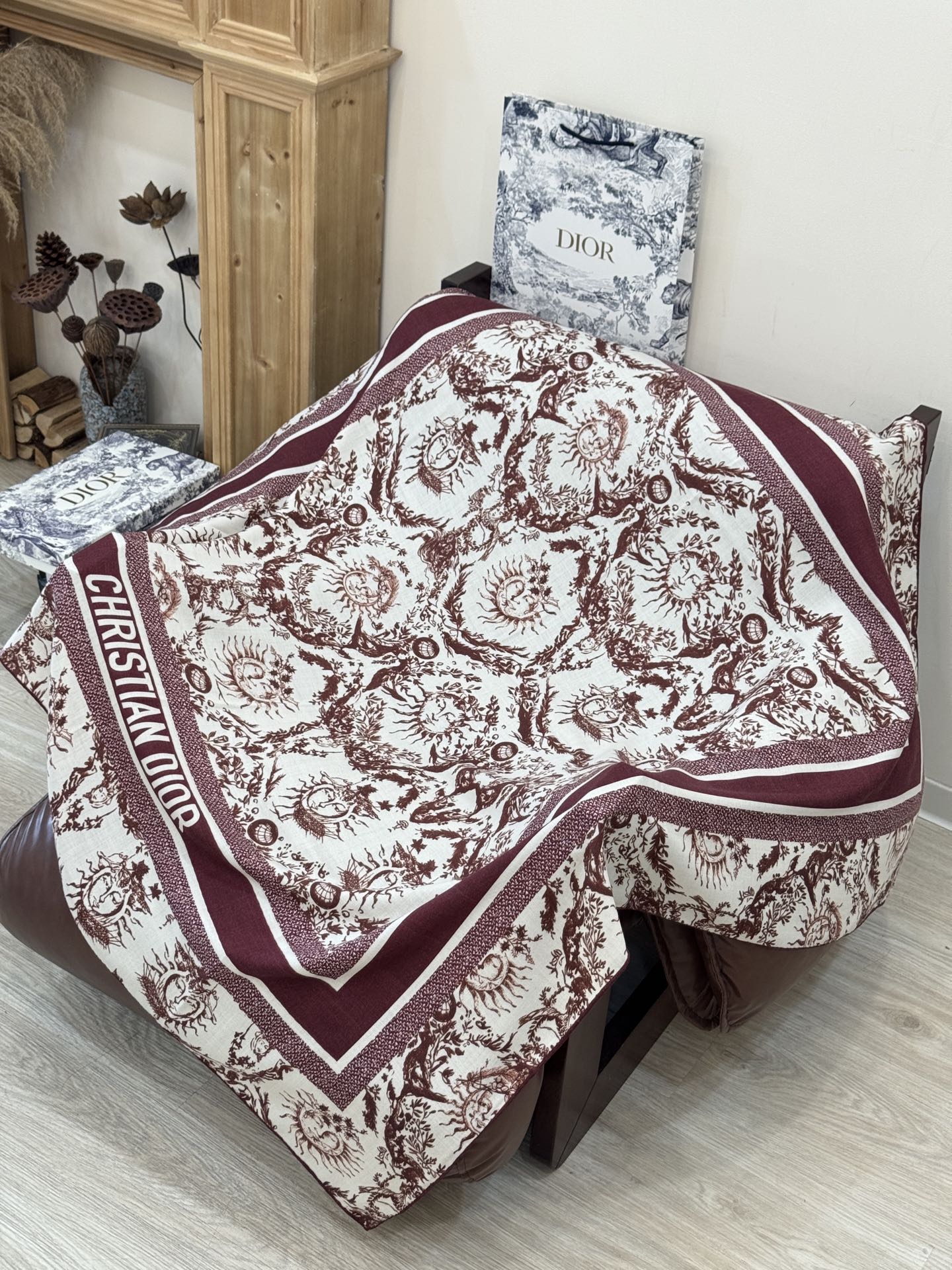 Dior 140丝绒双面同色印花披肩这款 Dior 丝绒披肩以彼得罗•鲁福（Pietro Ruffo）设