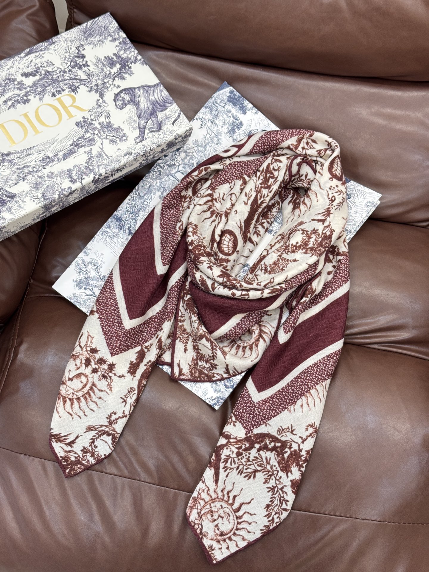 Dior 140丝绒双面同色印花披肩这款 Dior 丝绒披肩以彼得罗•鲁福（Pietro Ruffo）设