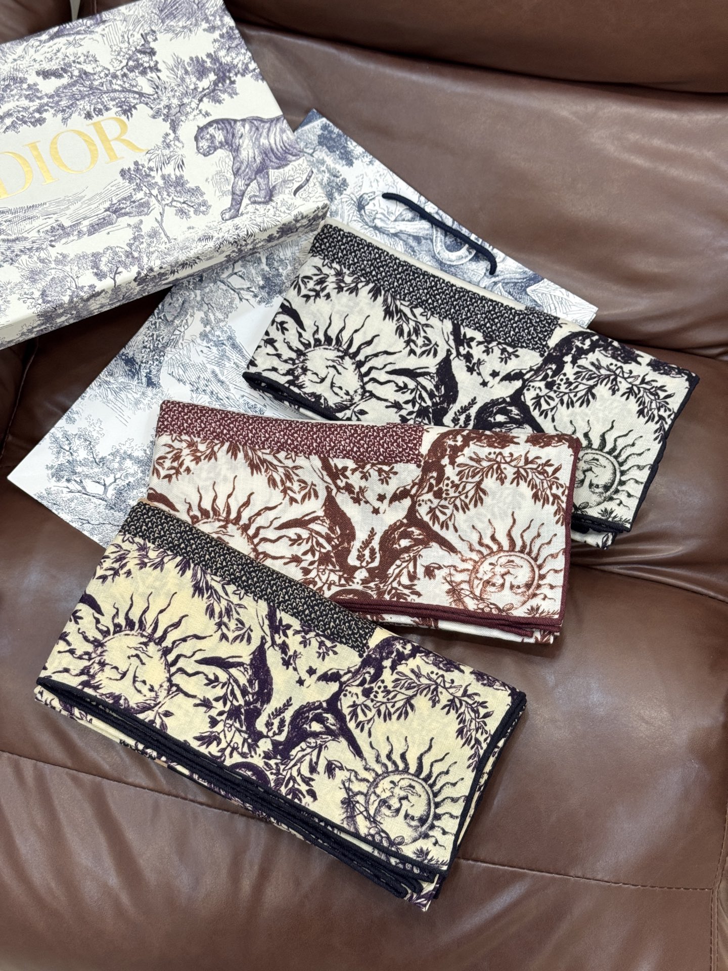 Dior 140丝绒双面同色印花披肩这款 Dior 丝绒披肩以彼得罗•鲁福（Pietro Ruffo）设