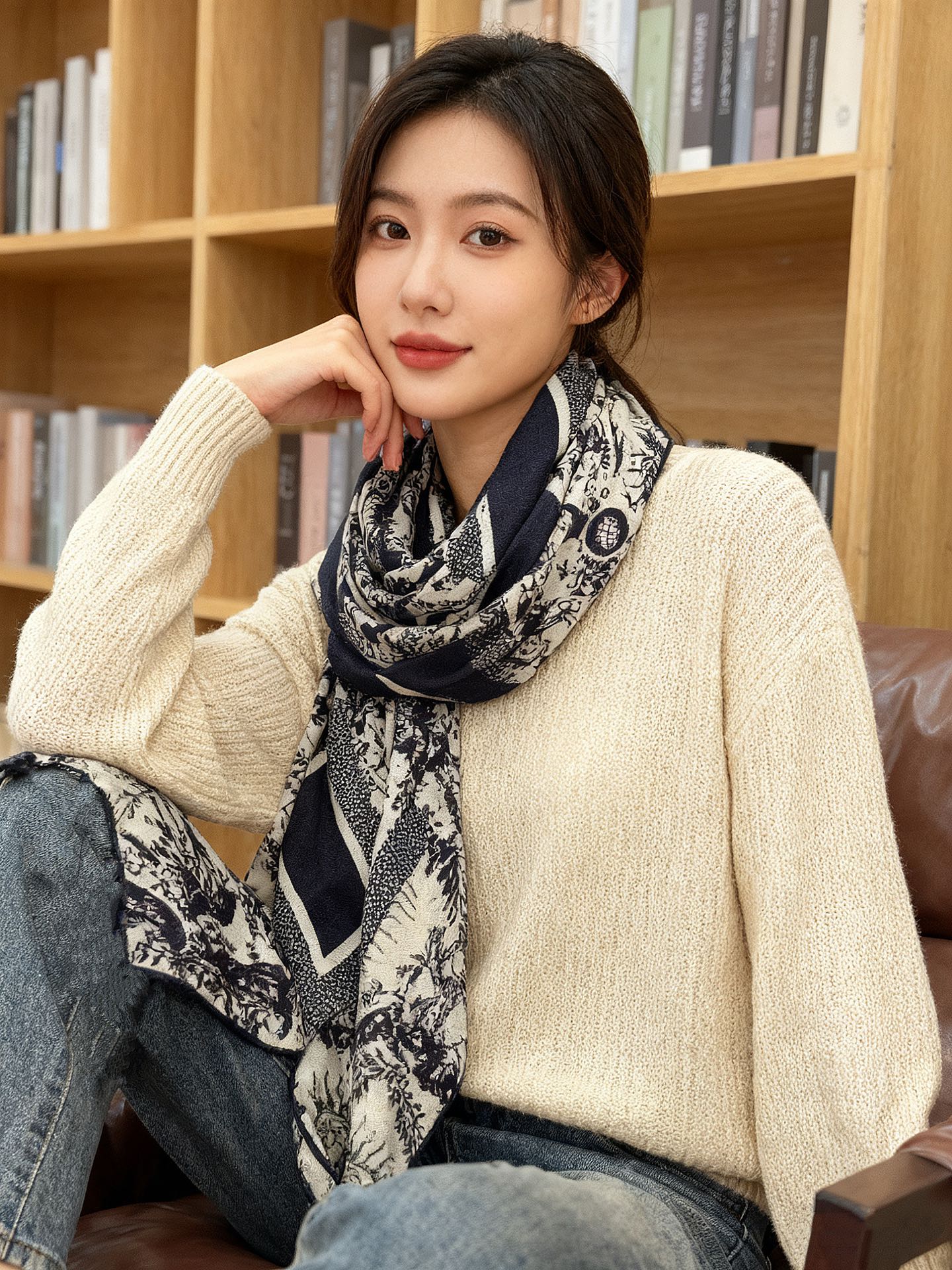 Dior 140丝绒双面同色印花披肩这款 Dior 丝绒披肩以彼得罗•鲁福（Pietro Ruffo）设