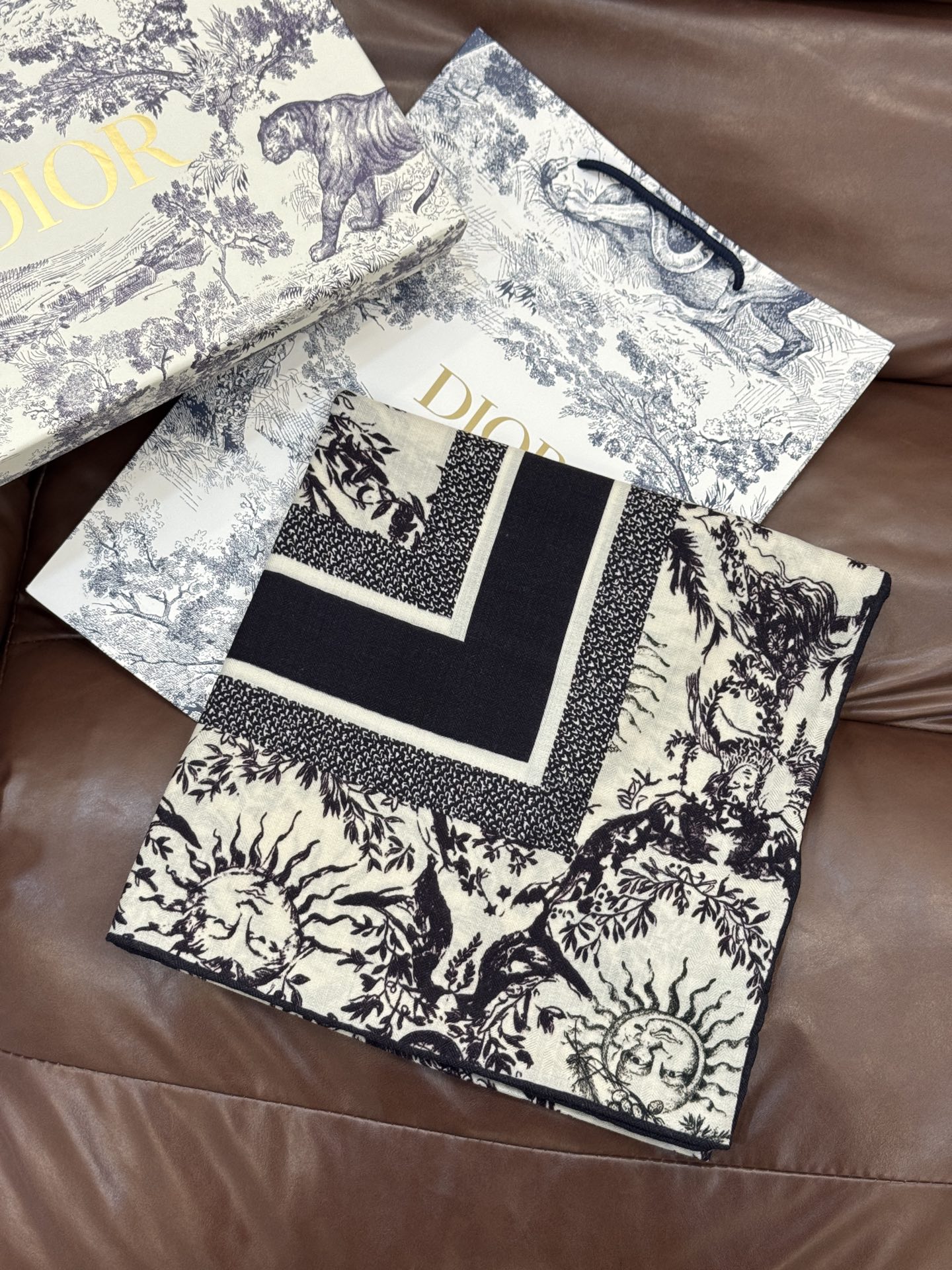 Dior 140丝绒双面同色印花披肩这款 Dior 丝绒披肩以彼得罗•鲁福（Pietro Ruffo）设