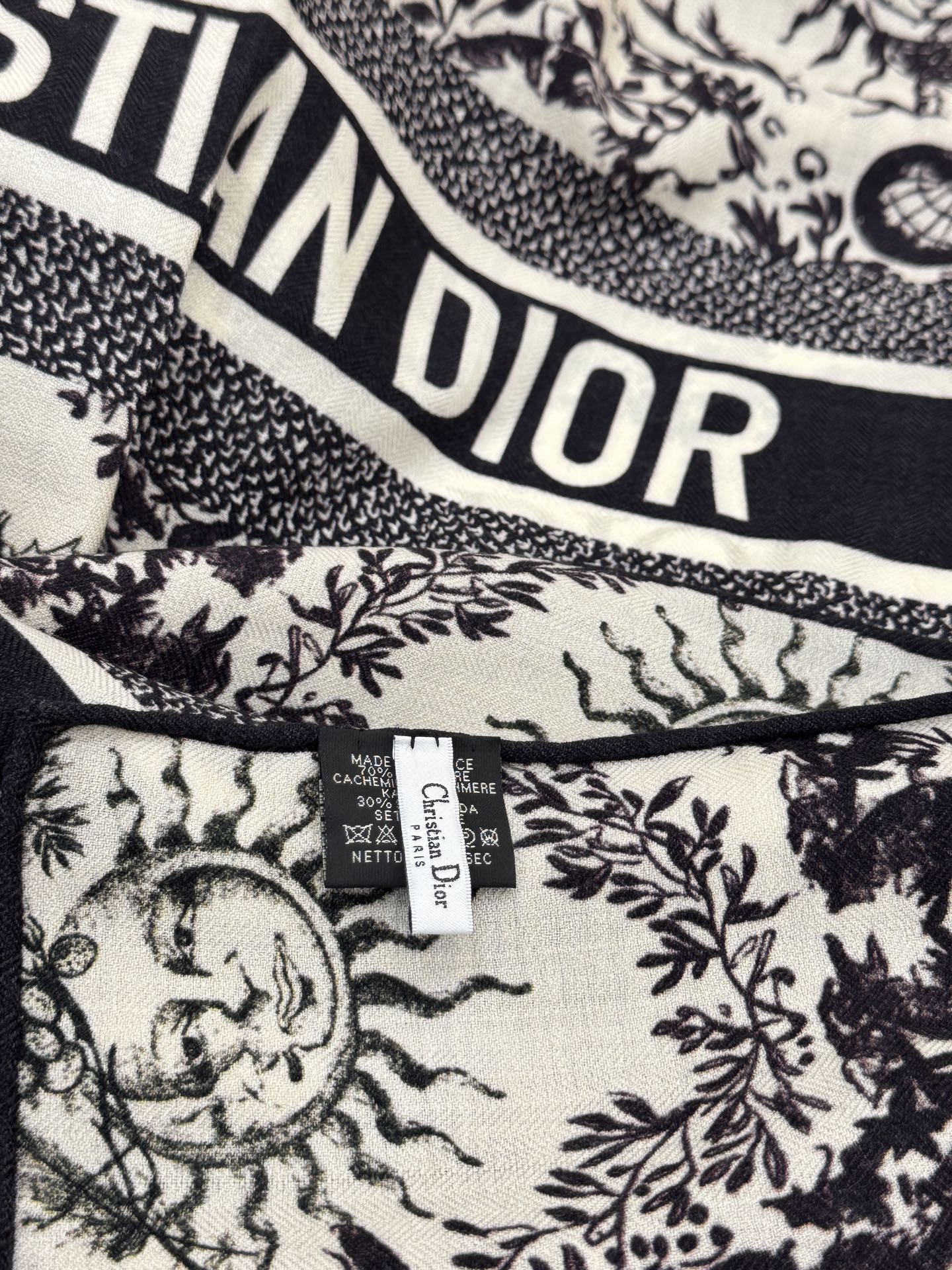 Dior 140丝绒双面同色印花披肩这款 Dior 丝绒披肩以彼得罗•鲁福（Pietro Ruffo）设