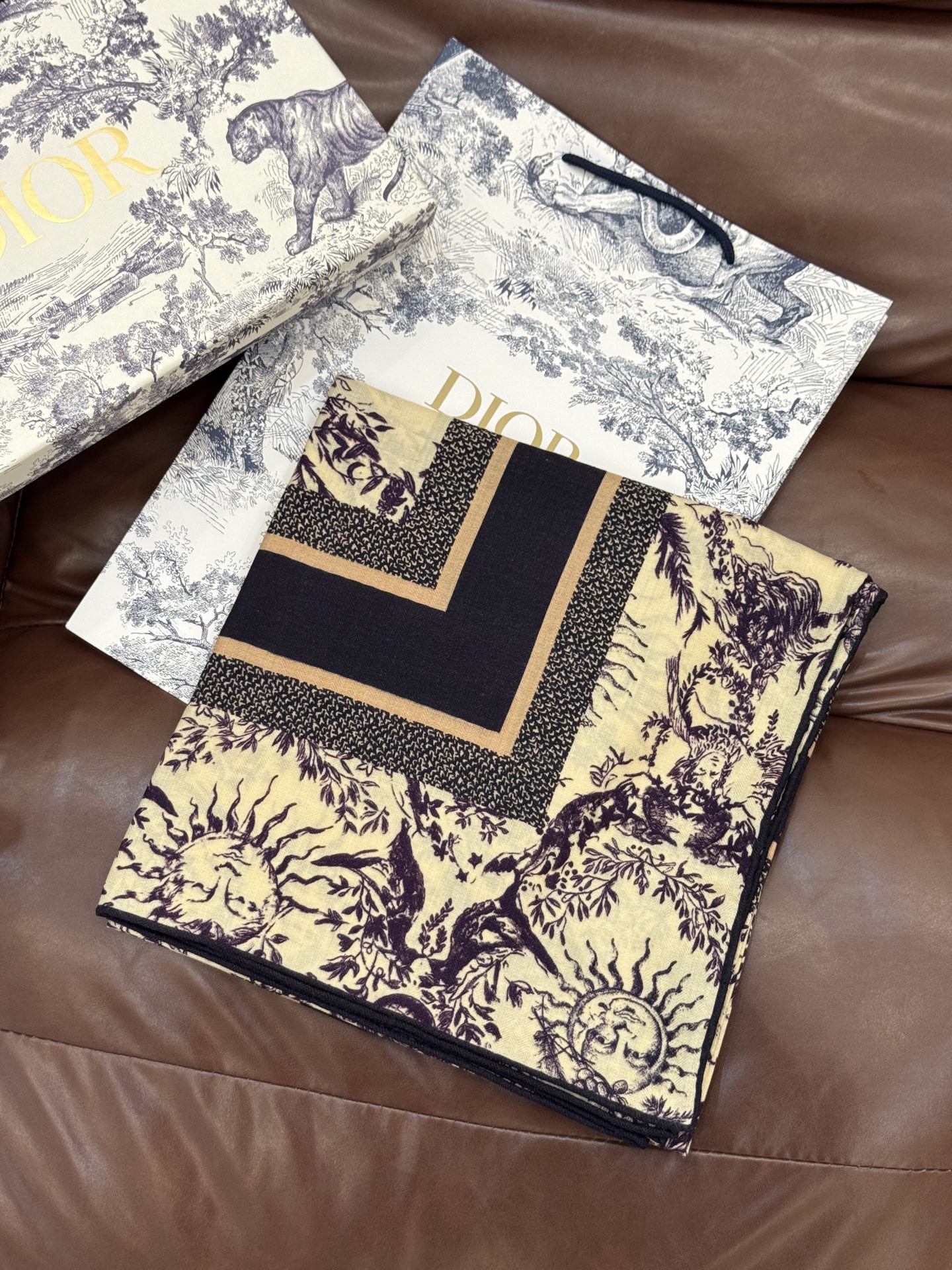 Dior 140丝绒双面同色印花披肩这款 Dior 丝绒披肩以彼得罗•鲁福（Pietro Ruffo）设