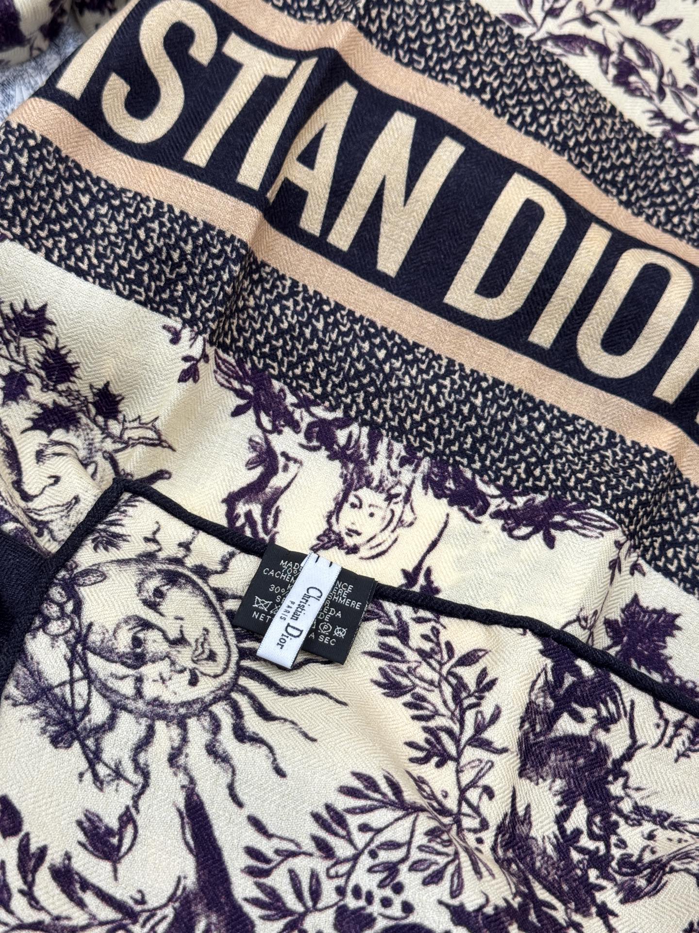 Dior 140丝绒双面同色印花披肩这款 Dior 丝绒披肩以彼得罗•鲁福（Pietro Ruffo）设