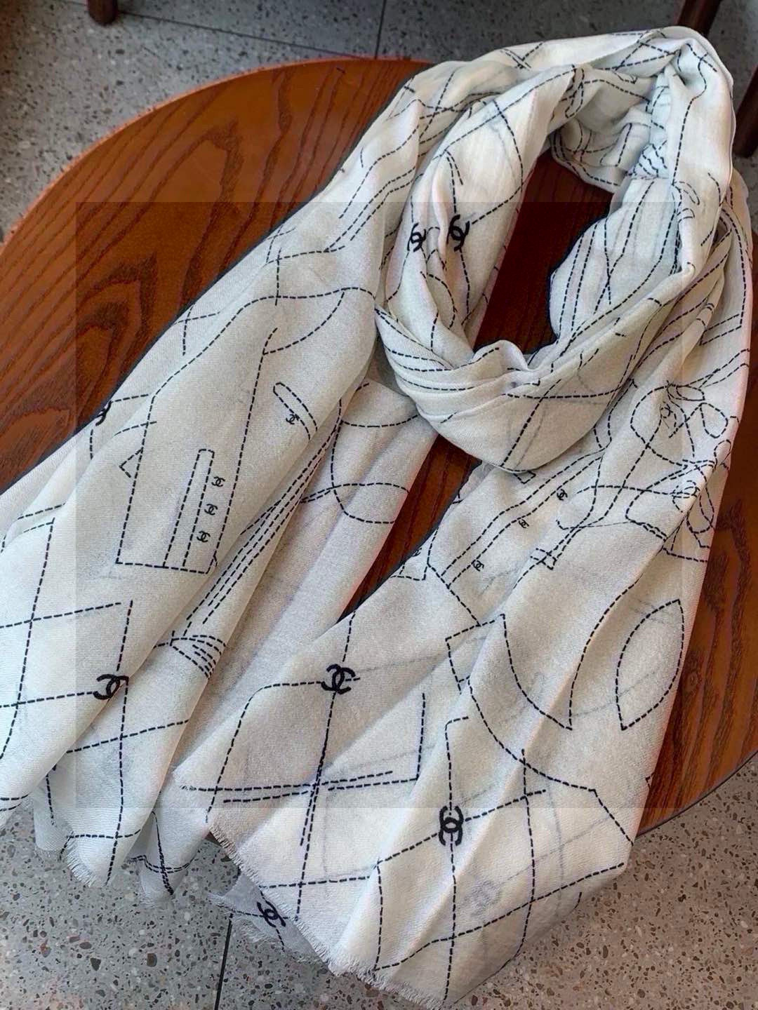 💟上新🌺羊绒披肩🌟长巾！强烈推荐价格超美！实物更美羊绒面料！纹理清晰、细腻可见每一个套色、每一个笔触，都