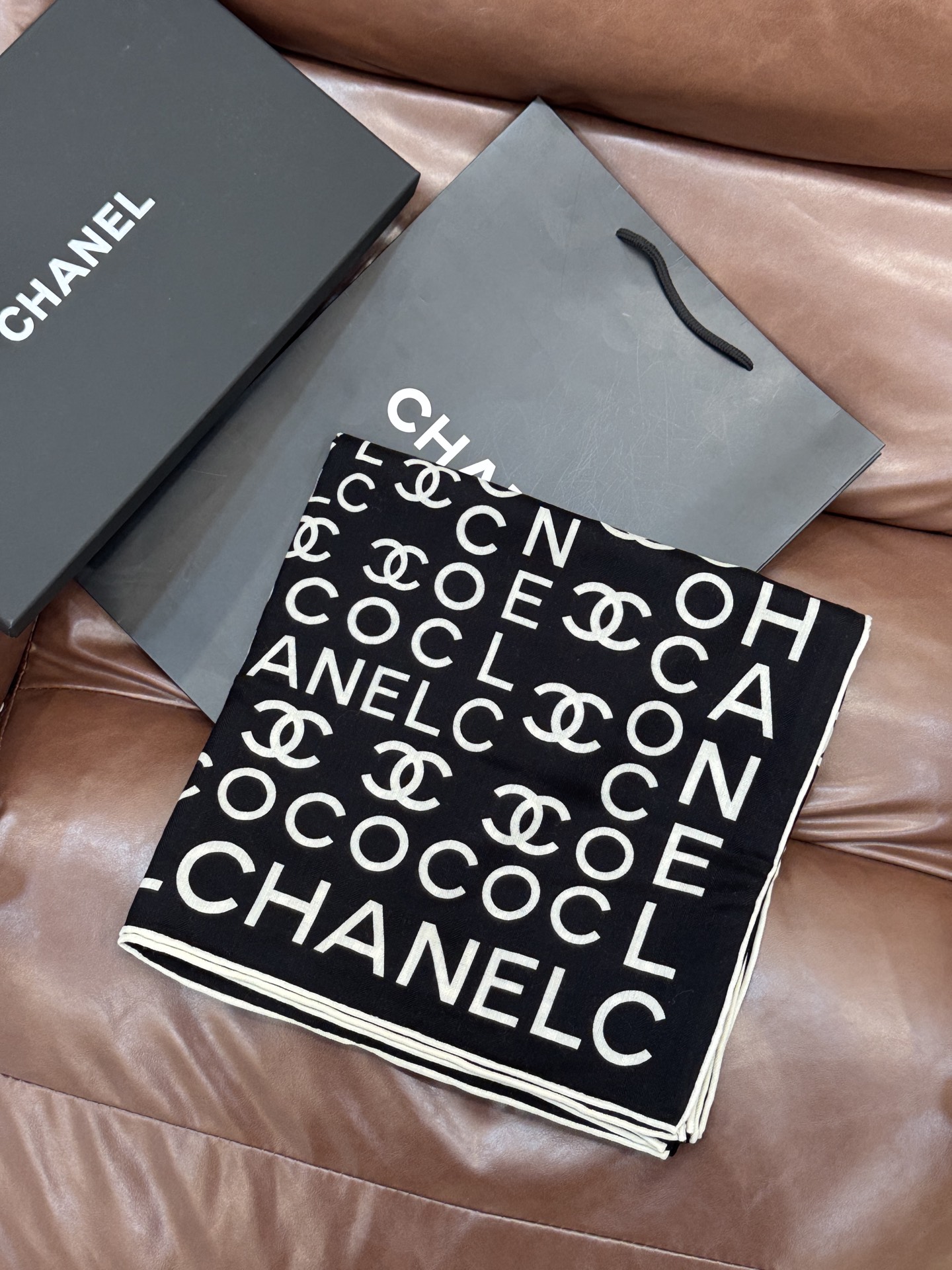 Chanel ~20。【140顶级双面丝绒披肩】香家logo与字母的完美碰撞设计底部还有隐隐约约的双C小