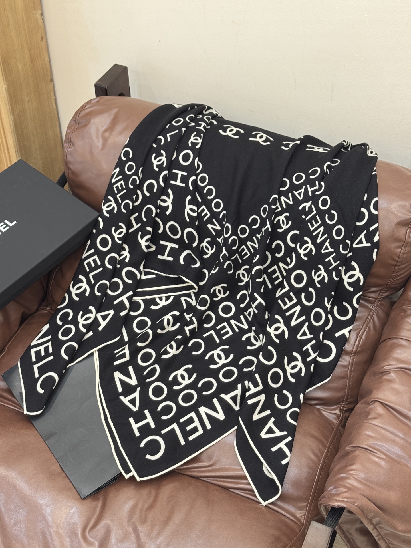 Chanel ~20。【140顶级双面丝绒披肩】香家logo与字母的完美碰撞设计底部还有隐隐约约的双C小