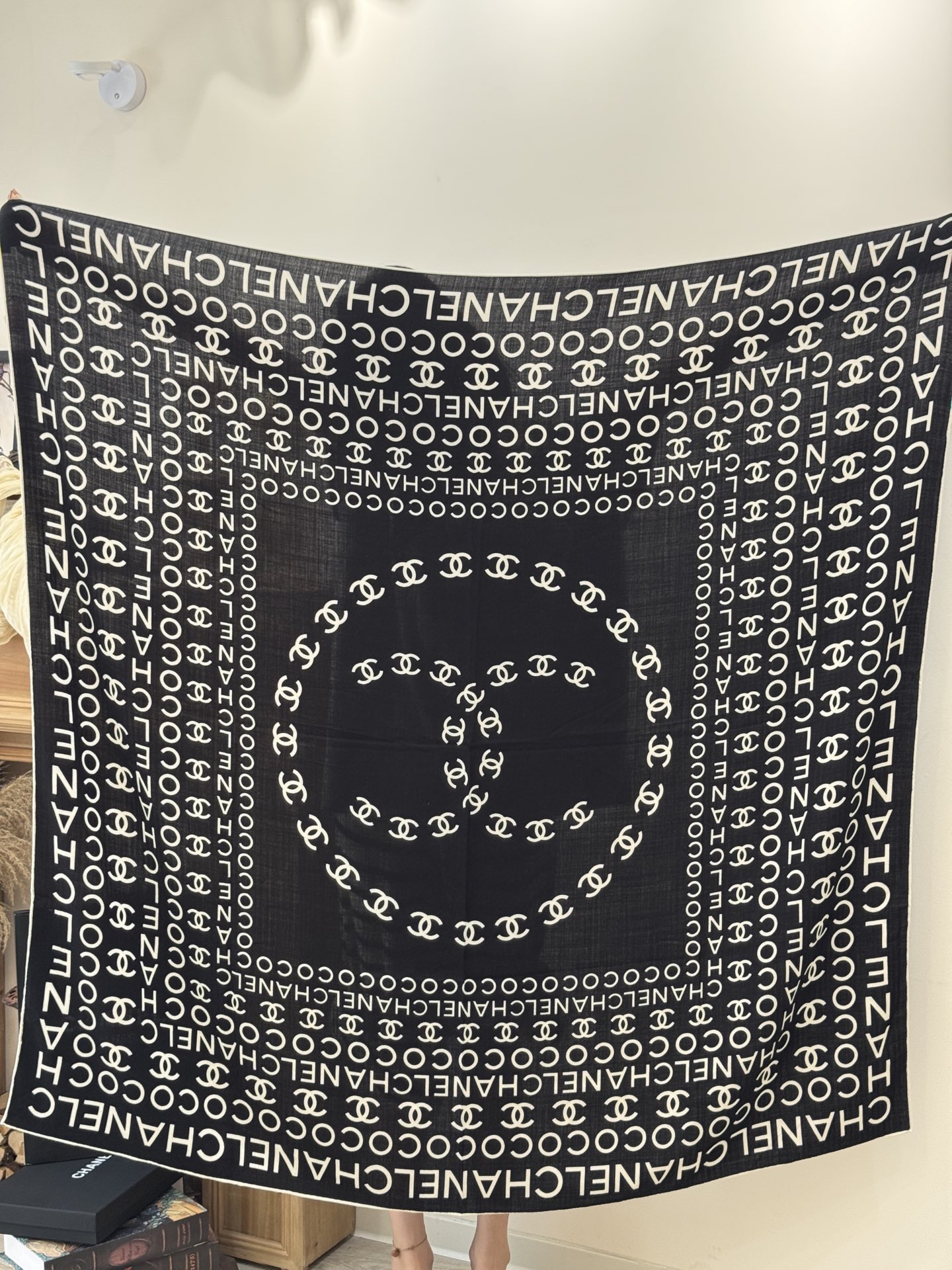 Chanel ~20。【140顶级双面丝绒披肩】香家logo与字母的完美碰撞设计底部还有隐隐约约的双C小