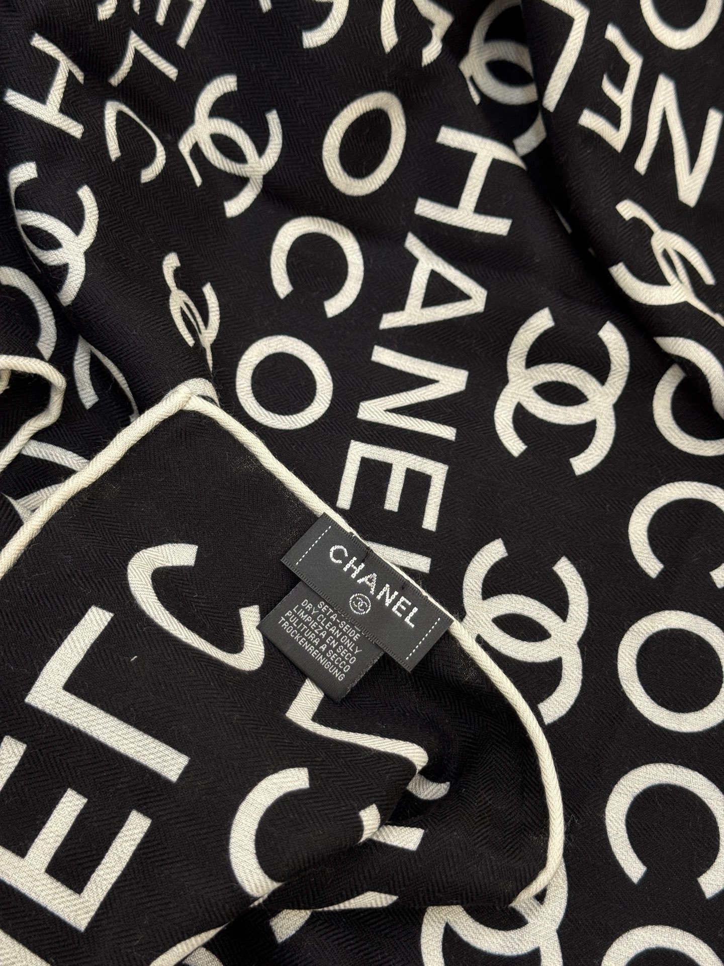 Chanel ~20。【140顶级双面丝绒披肩】香家logo与字母的完美碰撞设计底部还有隐隐约约的双C小