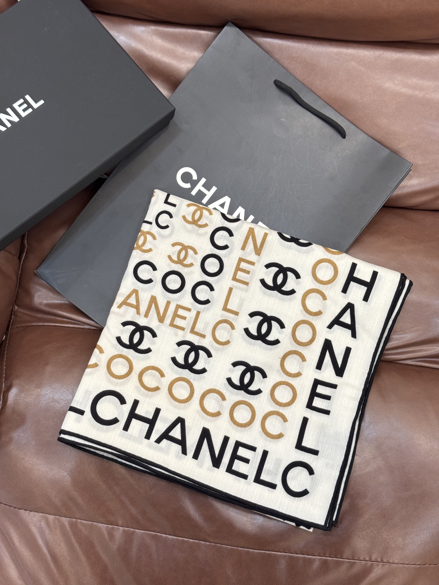 Chanel ~20。【140顶级双面丝绒披肩】香家logo与字母的完美碰撞设计底部还有隐隐约约的双C小