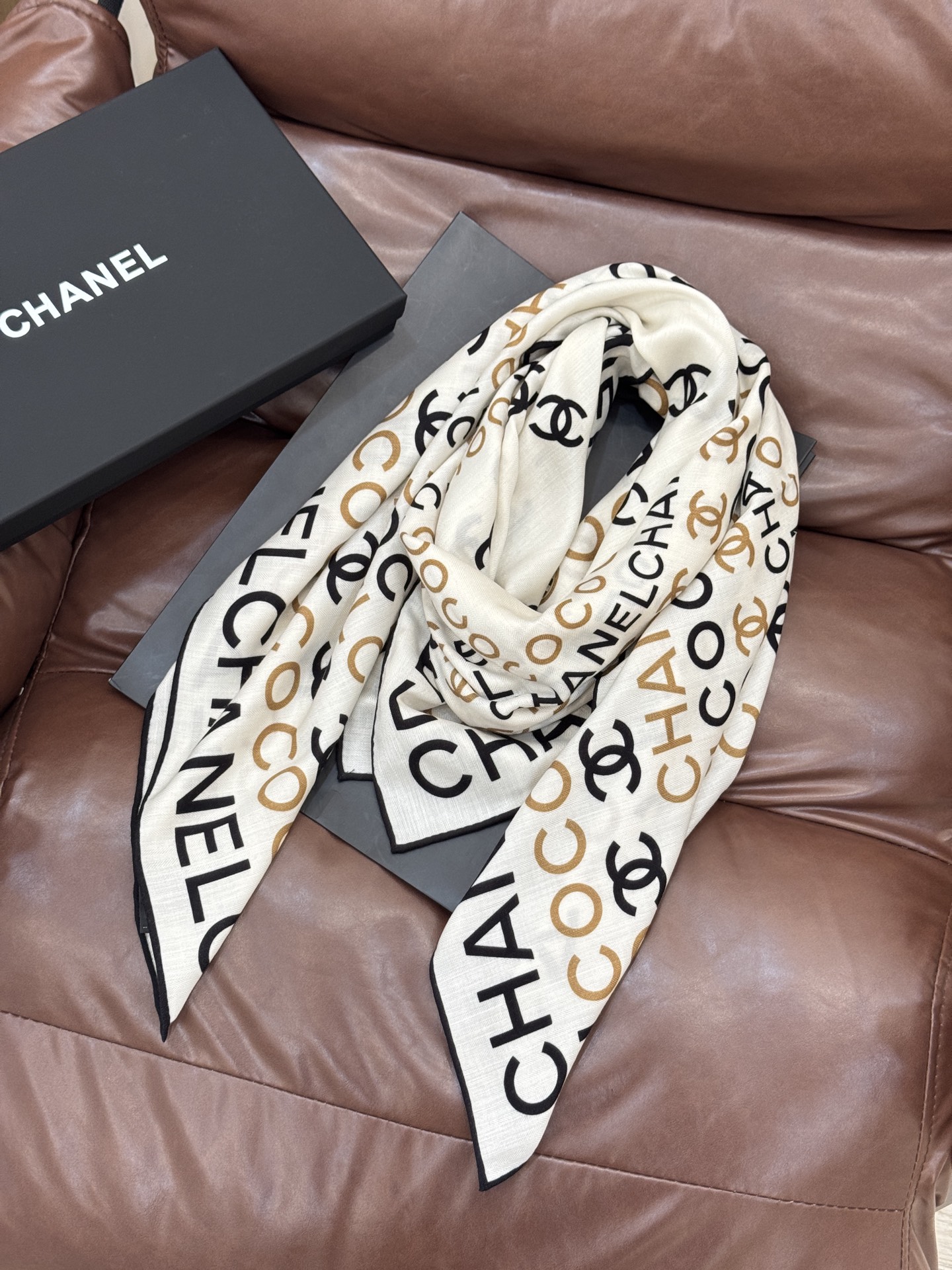 Chanel ~20。【140顶级双面丝绒披肩】香家logo与字母的完美碰撞设计底部还有隐隐约约的双C小