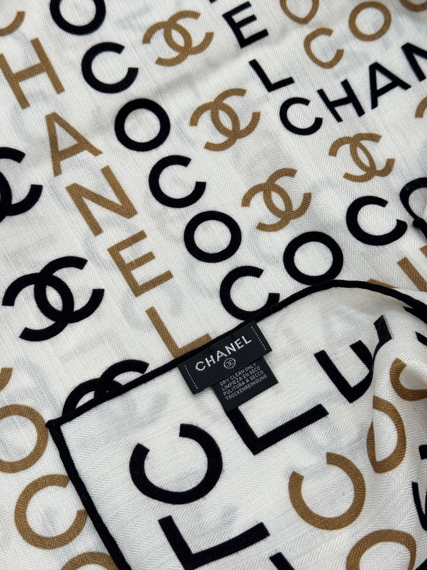 Chanel ~20。【140顶级双面丝绒披肩】香家logo与字母的完美碰撞设计底部还有隐隐约约的双C小