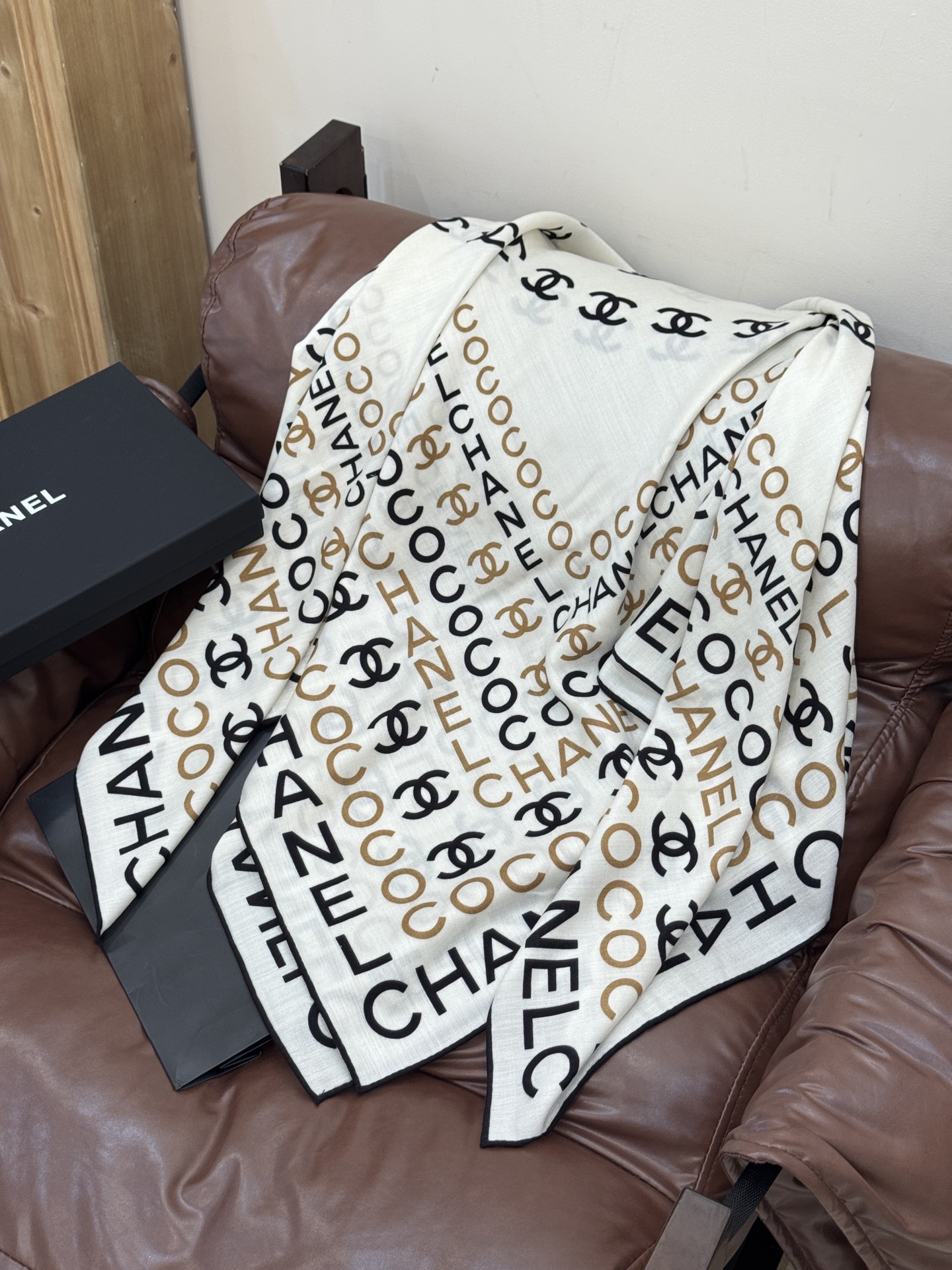 Chanel ~20。【140顶级双面丝绒披肩】香家logo与字母的完美碰撞设计底部还有隐隐约约的双C小