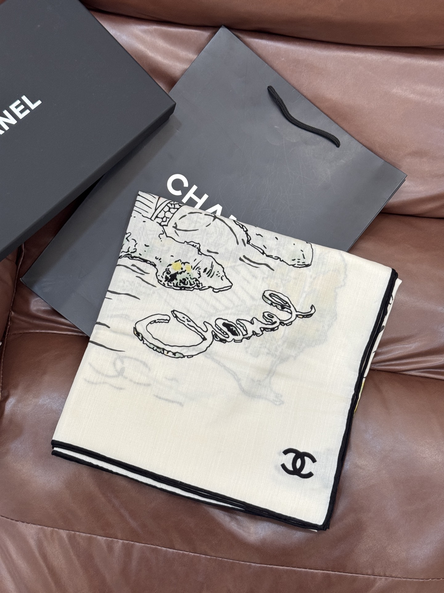 Chanel 25高级手工坊系列～～【140顶级丝绒双面同色披肩】25高级手工坊系列作品梦幻而极具电影感