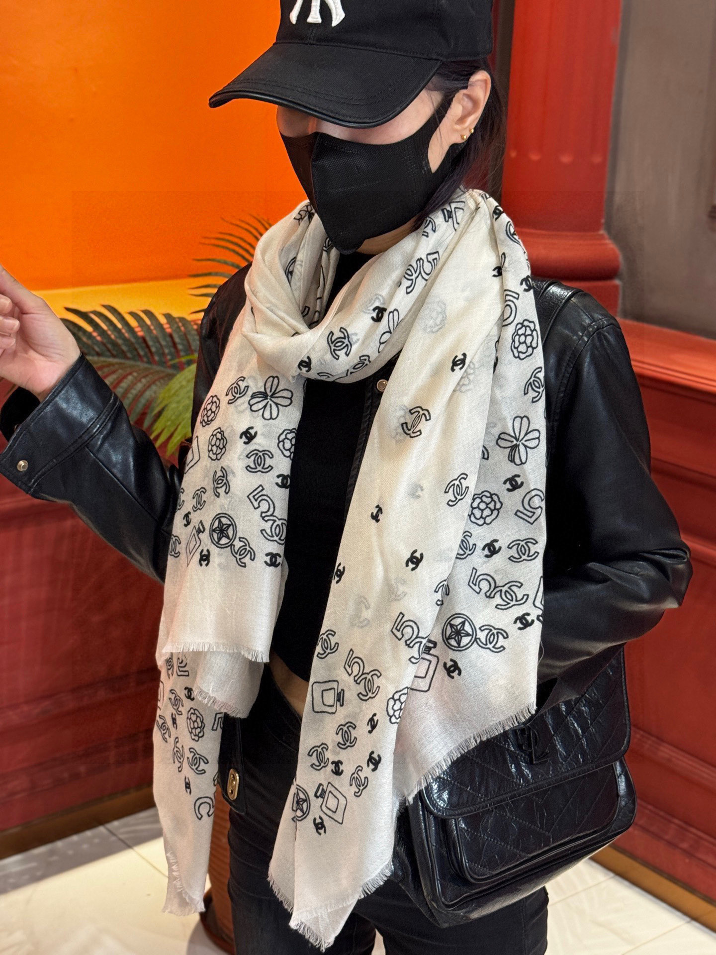 💟CHANEL香奈儿经典元素设计优雅大方，绕在颈间超级完美💋💋简直人间的尤物😍 专柜品质[玫瑰]长巾10