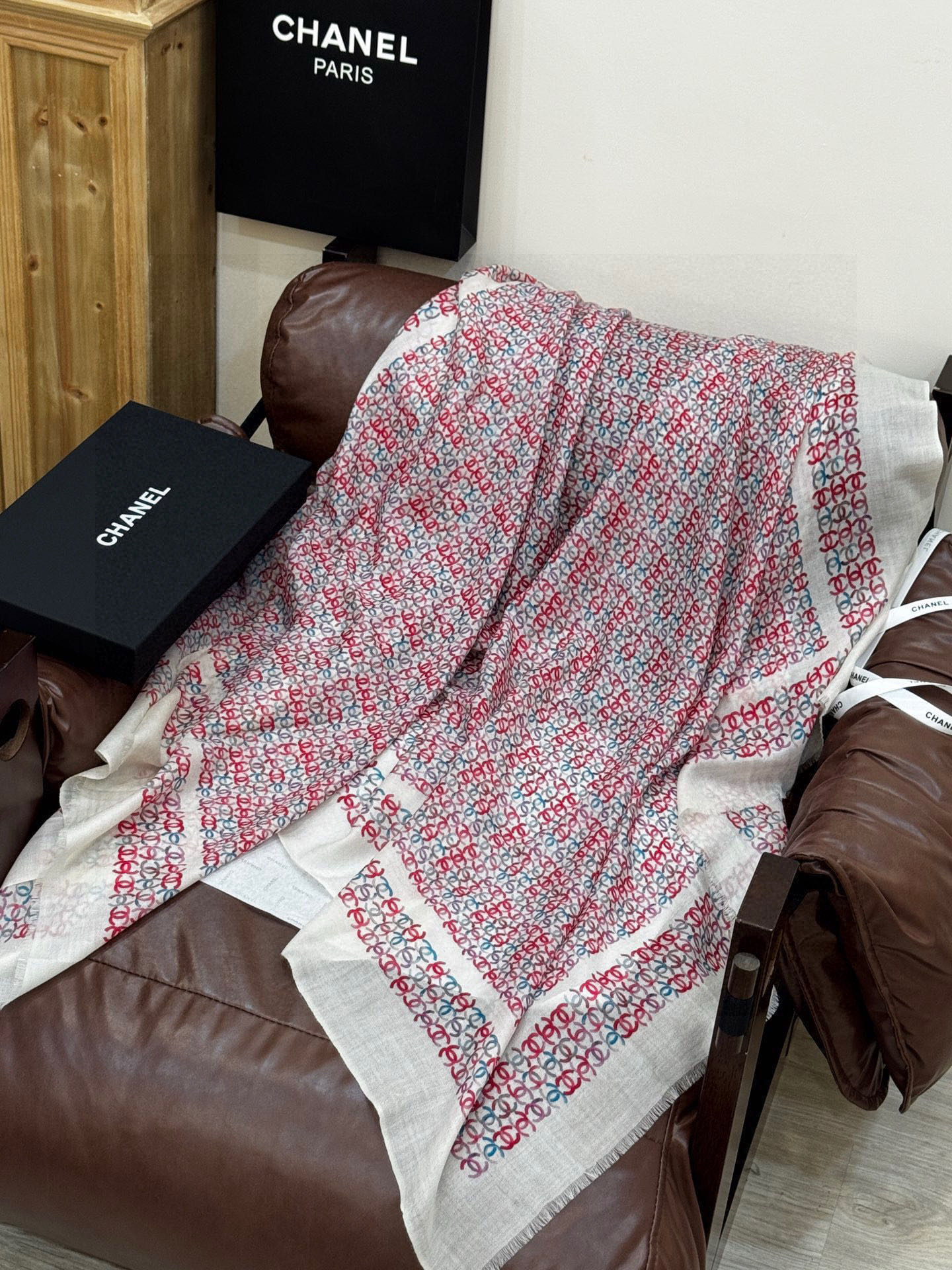 💟2025年秋冬新款 💟CHANEL香奈儿经典元素设计优雅大方，绕在颈间超级完美💋💋简直人间的尤物😍 专