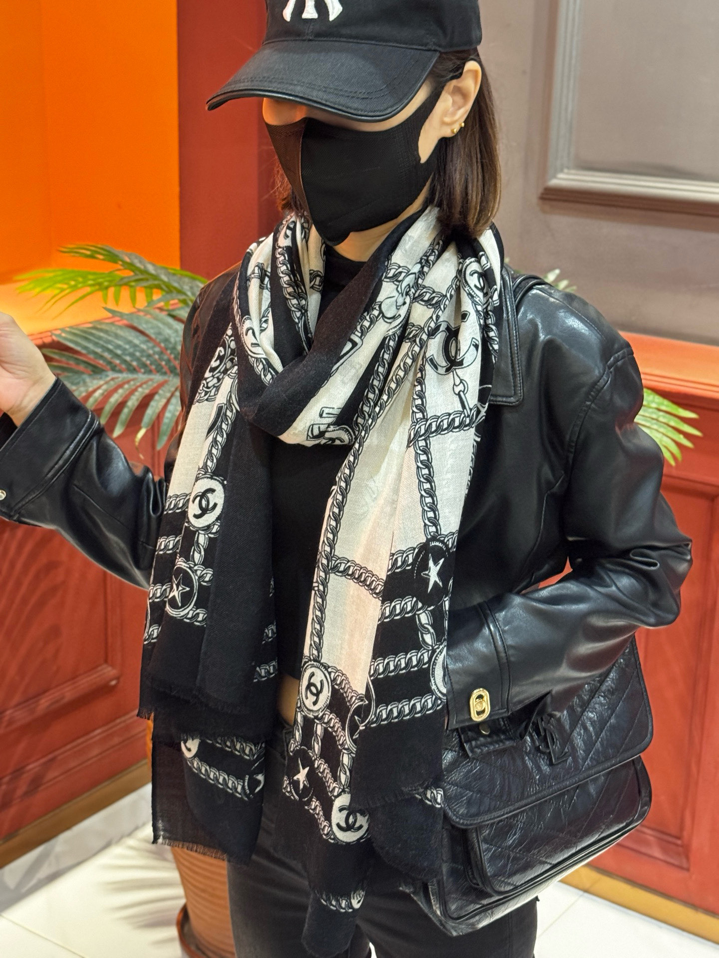 💟CHANEL香奈儿经典元素设计优雅大方，绕在颈间超级完美💋💋简直人间的尤物😍 专柜品质[玫瑰]长巾10