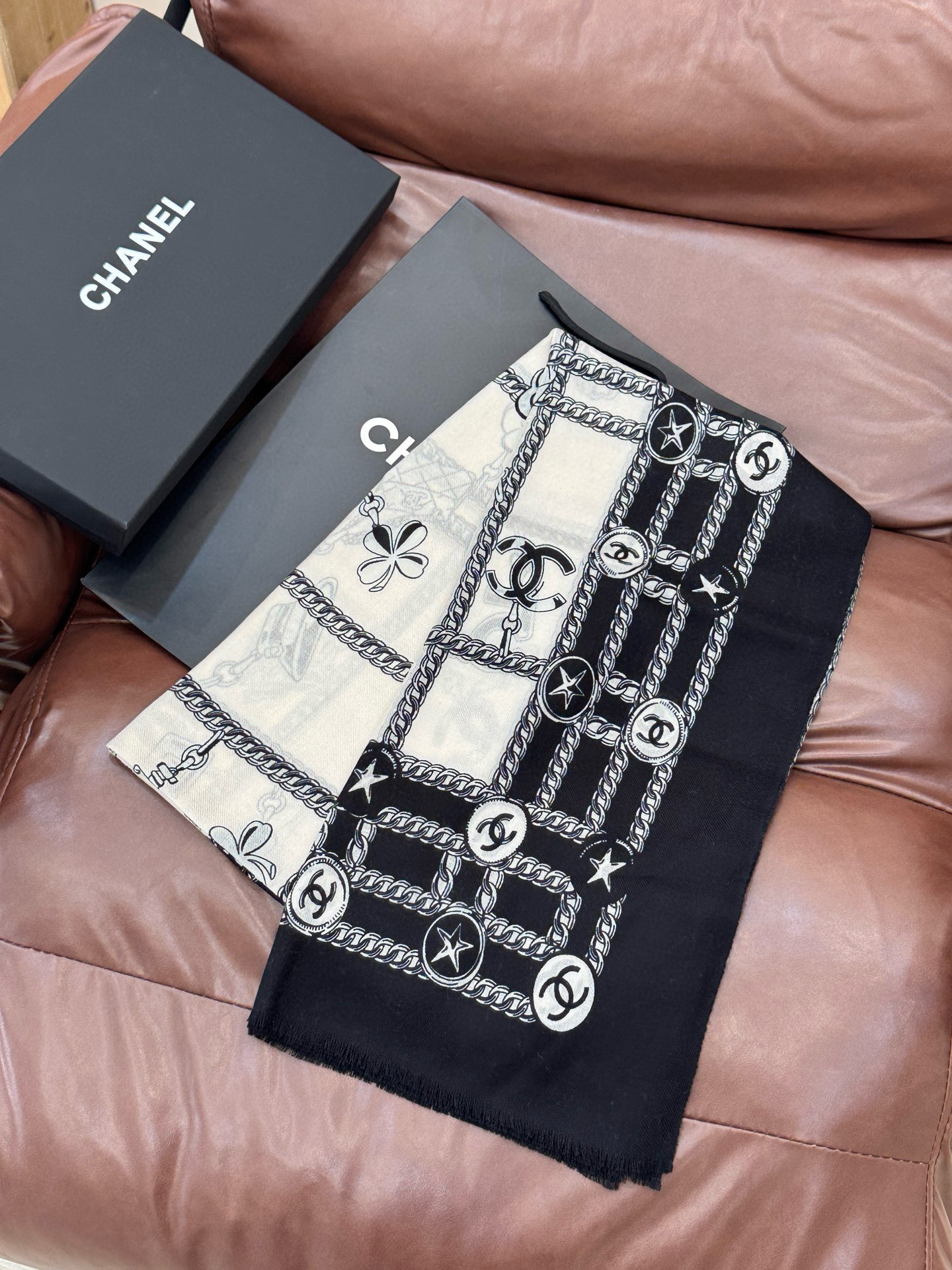 💟CHANEL香奈儿经典元素设计优雅大方，绕在颈间超级完美💋💋简直人间的尤物😍 专柜品质[玫瑰]长巾10